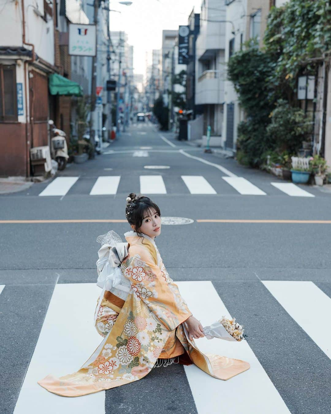 蔡瑞雪（Ruixue Tsai）さんのインスタグラム写真 - (蔡瑞雪（Ruixue Tsai）Instagram)「快過春節了～ ε٩(๑> ₃ <)۶з 你們安排好什麼行程了嗎？ - 這次的日本街拍嘗試以往不同的風格 你們覺得如何？ 💛🌸  @kimonomiyabi 📷 @mengsiyuuu  #振袖 #和服 #日本和服 #淺草和服 #kimono #きもの  #日本旅遊 #日本旅行 #japan #tokyo」1月18日 21時19分 - snowbabyq