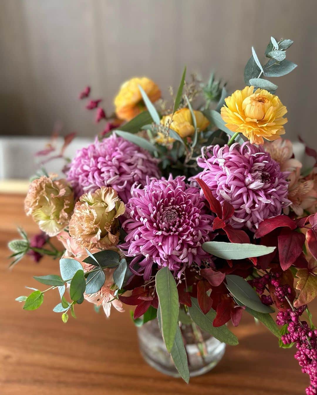 大政絢さんのインスタグラム写真 - (大政絢Instagram)「皆さんの好きなお花はなんですか？  お花の連載がPreciousで始まってからより興味がでて飾る頻度が高くなりました💐✨  季節により変わりゆくお花たち。今月号は多肉植物について教わっています。連載がきっかけで私の家にも多肉植物が✨またそのお写真も載せていきたいと思います☺️  #家にお花を」1月18日 22時25分 - aya_omasa_official
