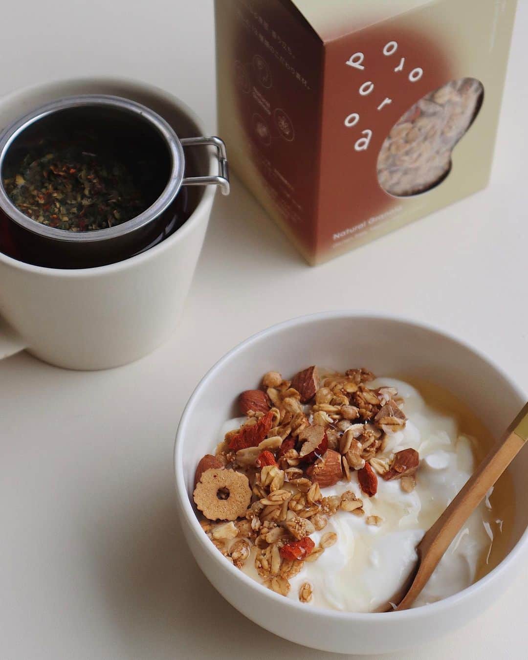 さんのインスタグラム写真 - (Instagram)「・ おはようございます🌞 朝ごはんに @enherb_official で調合してもらったハーブティーと @pororoca.official のグラノーラ🍴  ナツメやクコが入っているグラノーラ珍しいし食感も良くて食べ応えあっておいしいので、いつも朝起きるのが楽しみ🤤  #朝ごはん #グラノーラ #ハーブティー」1月19日 8時13分 - natsukoakahani