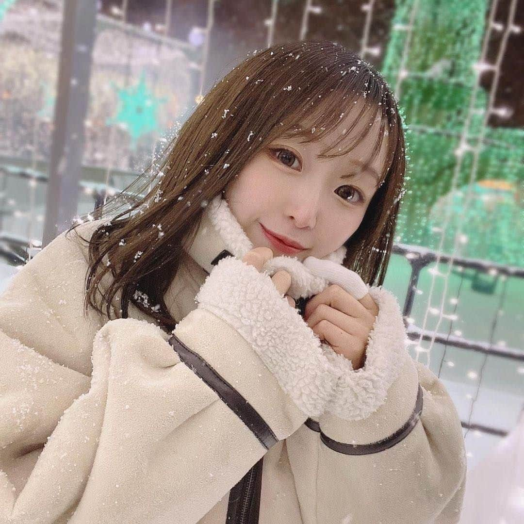 美女naviさんのインスタグラム写真 - (美女naviInstagram)「【美女navi ☻*】雪.☃︎.'.°☽ * * 今回ご紹介させていただく方は❤️ リア さん ▶️▷ @ria_moulinrouge  * * # Repost . . イルミ🌟 雪すごい降ってて一瞬で前髪死んだ🐈‍⬛ 今は明日食べるおでん作ってるよ〜🍢 料理してる時間が癒しの時間なのです . . リア さん のアカウントには 他にも素敵な投稿が(*´﹀`) ぜひ覗いてみてくださいね🧡  * * * 美女navi掲載希望の方は⇒ @bijo_navi ❤️と # 美女navi 、# 美女ナビ タグ付け * 10代限定姉妹アカウント 美少女navi掲載希望の方は⇒ @bishojo_navi 💛と # ビショウジョナビ タグ付け * お願いします✨✨ * * 次回もお楽しみに...😍 * * #ミディアムヘア #巻き髪アレンジ #シースルー前髪 #アウター #冬コーデ #雪景色 #カラコン #私服コーデ #アウターコーデ  #もこもこ #大人可愛い #美肌 #色白女子 #美肌ケア #イルミネーション  #お出かけコーデ #休日の過ごし方 #女子力アップ #女子力向上  #ナチュラルメイク #美意識 #美意識向上 #キャバ嬢 #ニュークラ嬢 #すすきのの夜」1月19日 9時00分 - bijo_navi