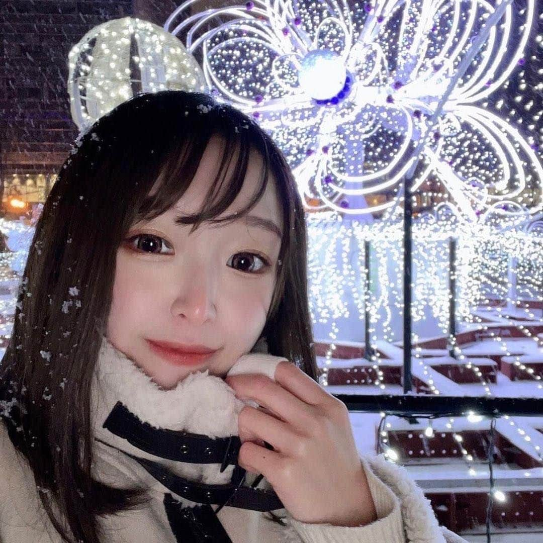 美女naviさんのインスタグラム写真 - (美女naviInstagram)「【美女navi ☻*】雪.☃︎.'.°☽ * * 今回ご紹介させていただく方は❤️ リア さん ▶️▷ @ria_moulinrouge  * * # Repost . . イルミ🌟 雪すごい降ってて一瞬で前髪死んだ🐈‍⬛ 今は明日食べるおでん作ってるよ〜🍢 料理してる時間が癒しの時間なのです . . リア さん のアカウントには 他にも素敵な投稿が(*´﹀`) ぜひ覗いてみてくださいね🧡  * * * 美女navi掲載希望の方は⇒ @bijo_navi ❤️と # 美女navi 、# 美女ナビ タグ付け * 10代限定姉妹アカウント 美少女navi掲載希望の方は⇒ @bishojo_navi 💛と # ビショウジョナビ タグ付け * お願いします✨✨ * * 次回もお楽しみに...😍 * * #ミディアムヘア #巻き髪アレンジ #シースルー前髪 #アウター #冬コーデ #雪景色 #カラコン #私服コーデ #アウターコーデ  #もこもこ #大人可愛い #美肌 #色白女子 #美肌ケア #イルミネーション  #お出かけコーデ #休日の過ごし方 #女子力アップ #女子力向上  #ナチュラルメイク #美意識 #美意識向上 #キャバ嬢 #ニュークラ嬢 #すすきのの夜」1月19日 9時00分 - bijo_navi