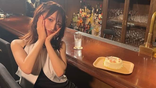 清水あいりさんのインスタグラム写真 - (清水あいりInstagram)「テレビ朝日 『お願い!ランキングpresents そだてれび 』 【叱られナイト】 ゲストで出演させて頂きました📺  一週目はまさかの父親登場で… 父親の長渕剛さん愛を 強く感じました🔥 これからも 長渕剛さんの曲聴いて頑張るね。 娘の為に東京まできてくれてありがとう。涙  二週目はこちらもまさかの レインボーの ジャンボさん登場でした！ 半年ぐらいチャリロトよしもとでレギュラーとして ご一緒させて頂いてたレインボーさん！ 私が小峠さんに秘密にしてた事 全部言われちゃった…🤦🏼‍♀️笑 きてくださり 本当にありがとうございました👏🏻  見てくれた皆様も ありがとうございました💕 ほろ酔い出演楽しかった🍸  そして収録日が お誕生日当日だったのですが スタッフさんがケーキ ご用意してくださいまして。。涙 お忙しい中 ありがとうございました…🎂💕 素敵なお誕生日になりました👏🏻  #テレビ朝日 #そだてれび #叱られナイト #皆様スクショもありがとう届いてるよ　 #小峠 さん #父かずひろ　 #レインボー さん #ジャンボたかお さん #2023年も #おもろエロ女と言って頂けるようエロ女でありエロくない女でありたいです」1月19日 10時40分 - shimizuairi