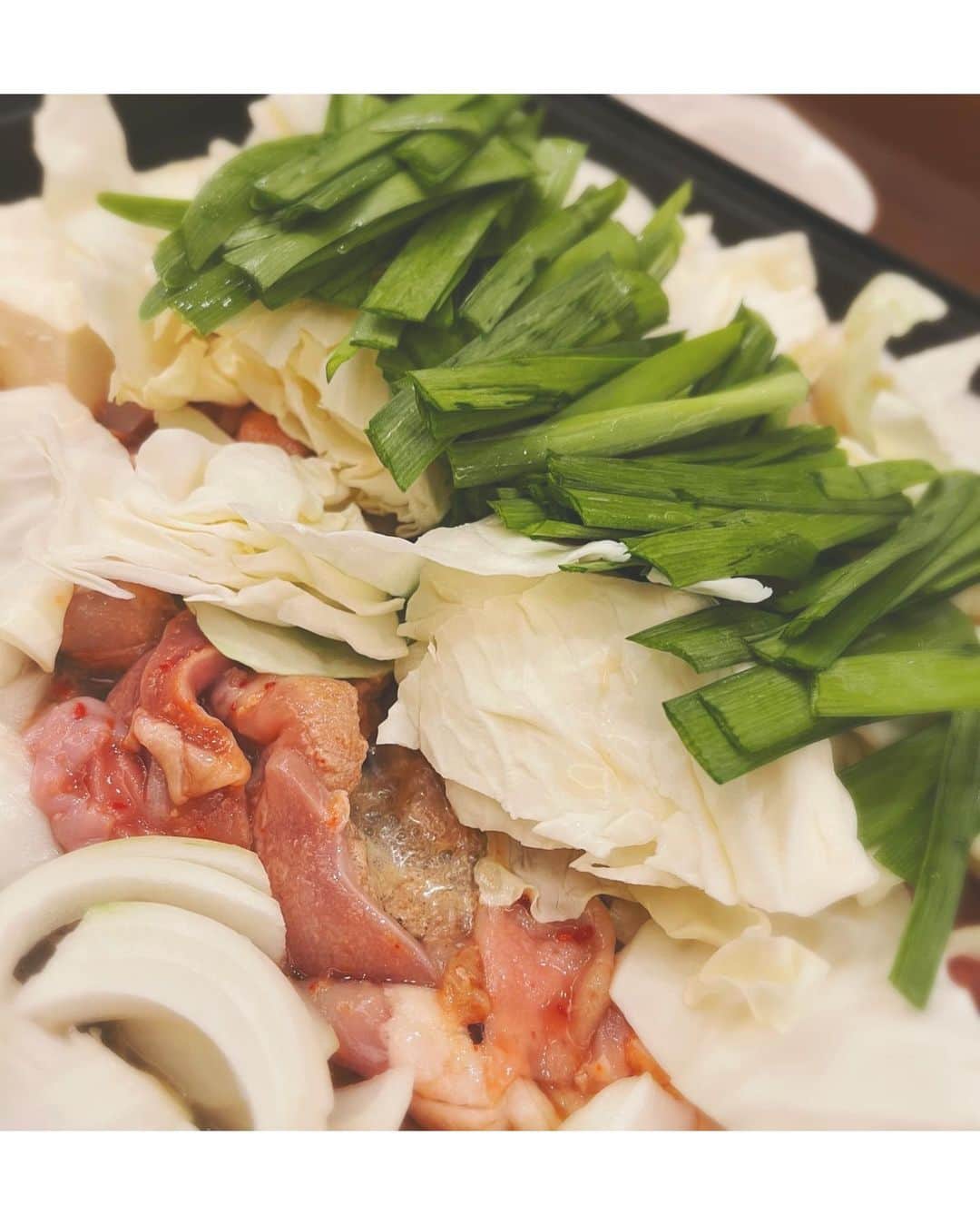 佐々木希さんのインスタグラム写真 - (佐々木希Instagram)「秋田のホルモンをお取り寄せ。 とっても美味しい♡ お野菜たっぷりとお豆腐も一緒に入れて。 ホルモンの量が多くて冷凍したので、また食べるの楽しみ✨  #ホルモン幸楽 いつか秋田のお店に行きたいなぁ。」1月19日 10時46分 - nozomisasaki_official