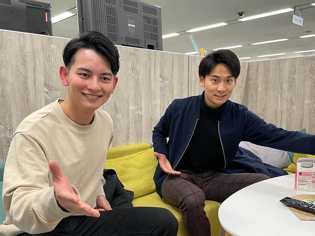 フジテレビアナウンサーさんのインスタグラム写真 - (フジテレビアナウンサーInstagram)「こんにちは！山本賢太です！2018年入社の仲良し同期コンビ・今湊アナと大川アナが真剣に「日本大相撲トーナメント」の準備をしていました！ そんな仕事中でも、いつも話しかけてくれる優しい先輩です！  #今湊敬樹 #大川立樹 #相撲」1月19日 11時35分 - fujitv_announcer