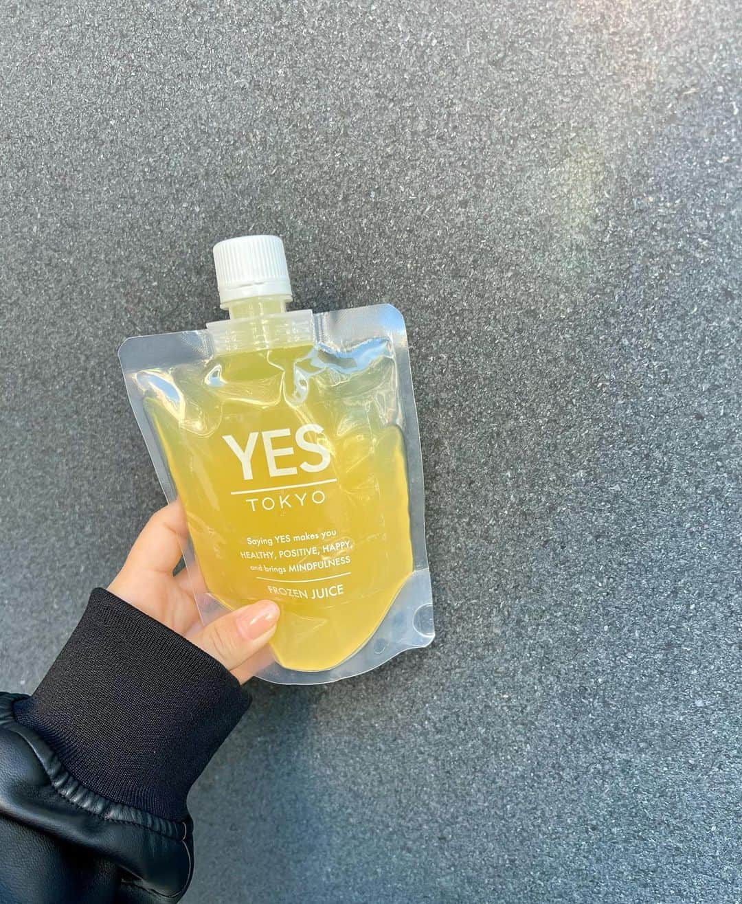 大川成美さんのインスタグラム写真 - (大川成美Instagram)「【YES TOKYO】🍊  ． 『Refreshing Detox SET』 　　　　　　　　3,132円(税込） コールドプレスジュースが届きました🧡 ． とっても飲みやすく、小さいバックでも 持ち歩けるサイズで重宝してます✨❤︎  デトックス系のジュースで 栄養補給や野菜不足の方におすすめ！！ 忙しい時や置き換えダイエットにも。 身体のリセットができます😁 ． よく買うんだけど、わざわざ行かないと行けないのは大変だから 自宅に届くのはかなり嬉しい😭💕✨ しかも、冷凍だから。好きなタイミングで解凍🫢🥤✨ ． お水・着色料・保存料などの添加物を一切使用してなく、野菜・果物のみをコールドプレス製法で搾っオリジナルジュース！！ ①LUSH LIFE  小松菜、リンゴ、レモン  ②Brand New Day  リンゴ、パイナップル、小松菜、レモン、チャコール(竹炭)   ③ZESTY  リンゴ、パイナップル、ショウガ ． ．  PR @yestokyo #ジュースクレンズ #ファスティング #yestokyo #ダイエットメニュー #減量 #コールドプレスジュース #美容ケア」1月19日 12時15分 - naru_coco