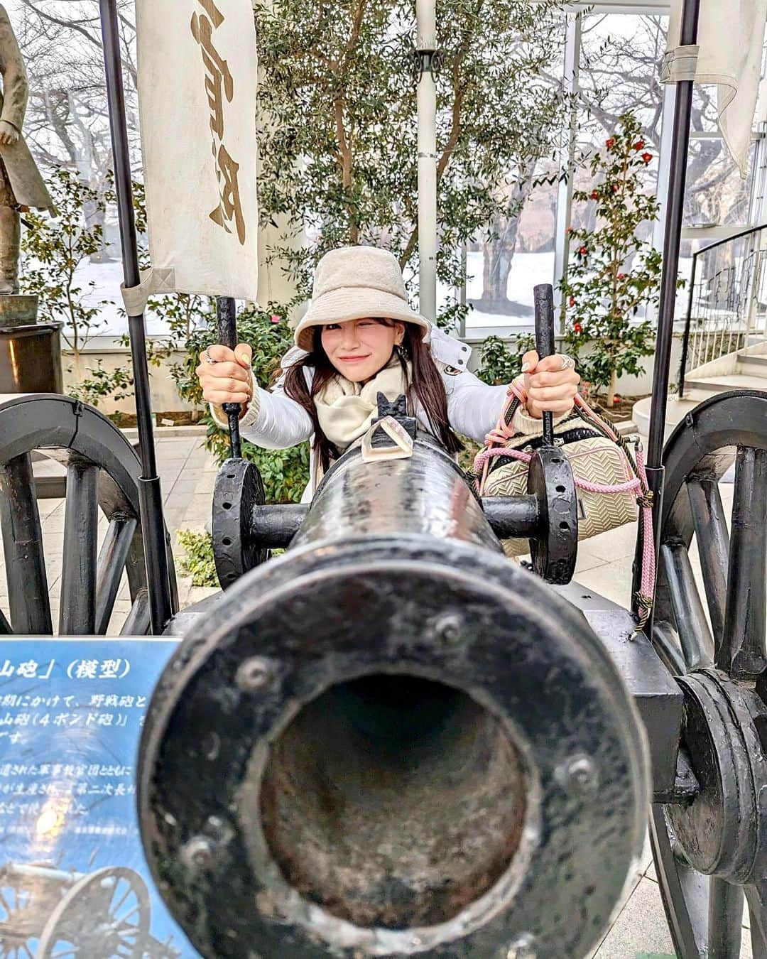 石井里奈さんのインスタグラム写真 - (石井里奈Instagram)「函館の観光名所、五稜郭✨ 五稜郭タワーの上からみると、美しい星形の庭園と函館山が一望できるのです👏 私は大学受験日本史専攻だったのでそんなテストには出ないけどこの五稜郭の漢字を頑張って書いて覚えた思い出が...🤣笑 . タワーの中には今までの歴史も記されていてすごく歴史を感じることができました👏そのあと庭園をアイス食べながらお散歩したけど寒かったよ🥹(北海道牛乳のミルクコーヒーソフトにつられて笑) . シマエナガは可愛すぎてお土産に持って帰りました🐦🤍 . #函館 #函館旅行 #五稜郭 #庭園 #北海道 #北海道旅行 #日本史 #江戸幕府 #蝦夷地 #hakodate」1月19日 12時26分 - ri7tin1025