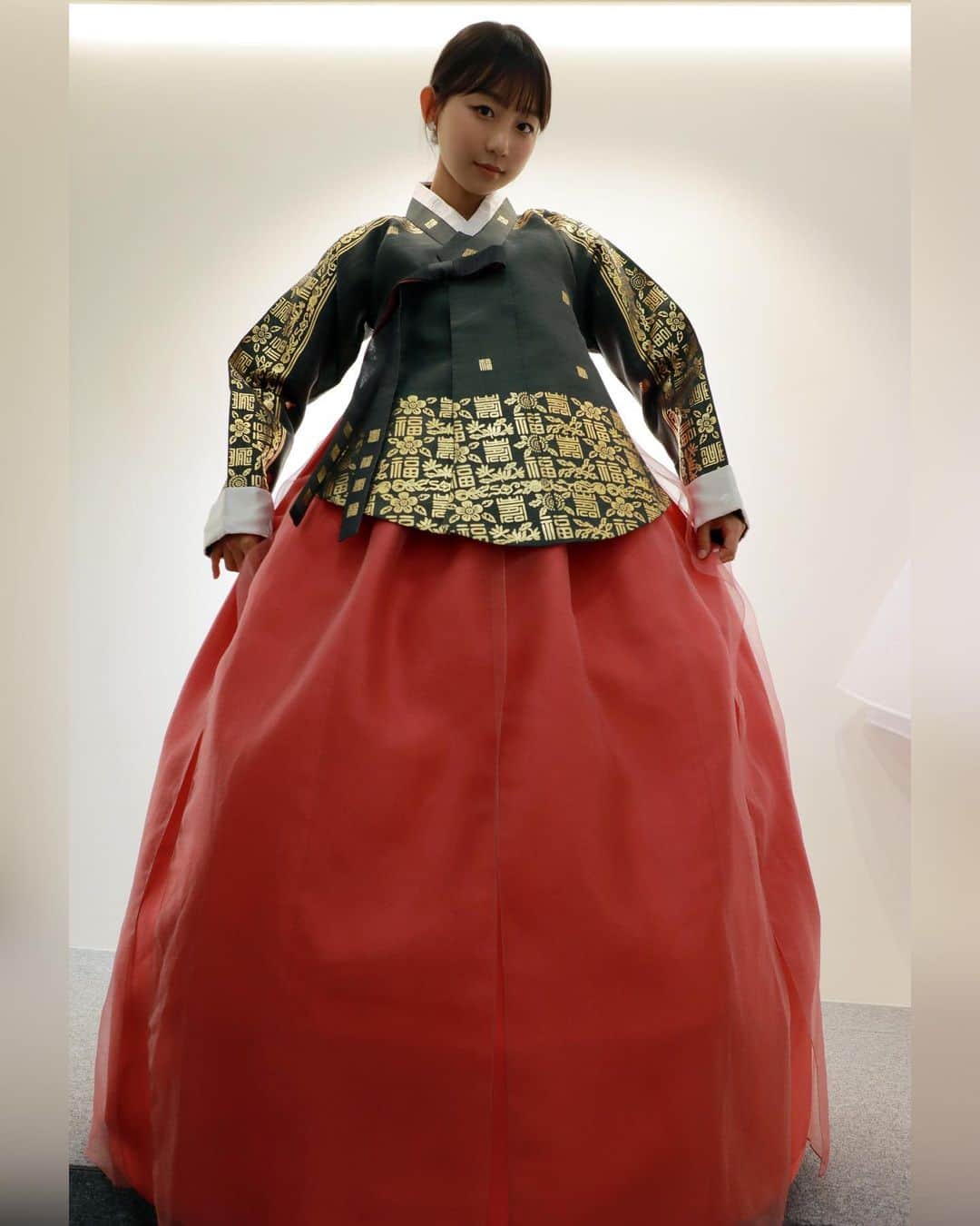 ピョ・ウンジさんのインスタグラム写真 - (ピョ・ウンジInstagram)「Youtube Premiers tonight❤️ At 11pm(KST)✨Traditional Korean Dress ‘Hanbok’ Lookbook for Seollal🥰 See u there! 오늘 밤 11시, 유튜브 실시간 공개✨설날 맞이 한복 룩북🥰 너무 예쁜 한복들을 #황금단 @goldsilk_cd 에서 협찬해주셔서, 예쁜 모습 영상으로 남겨왔어요💕 곧 유튜브에서 확인! 다들 즐거운 명절 보내세요! ▶️ www.youtube.com/c/djhenney 🎀」1月19日 15時43分 - pyoapple