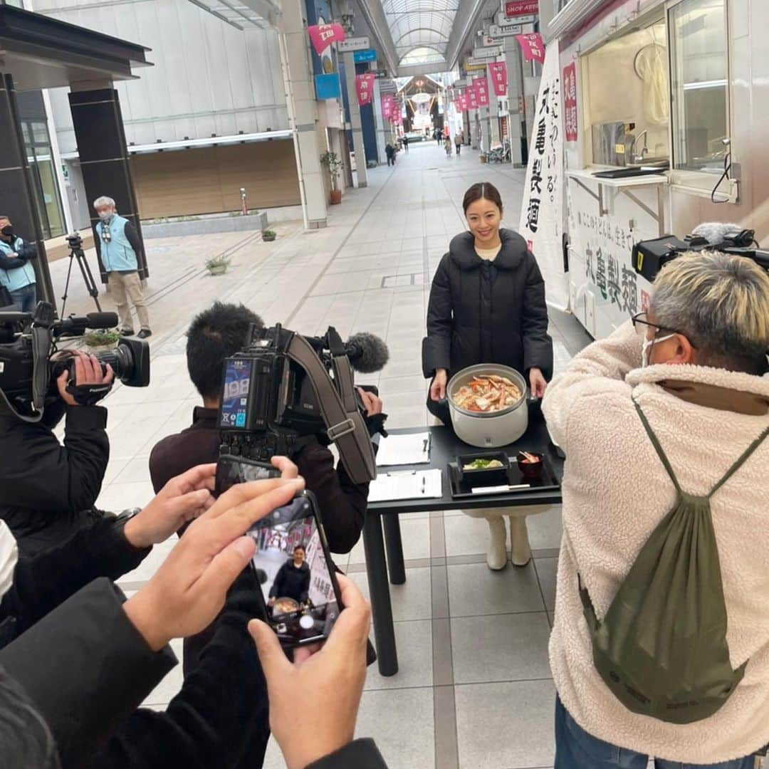 白田久子さんのインスタグラム写真 - (白田久子Instagram)「東京から帰ってきて、とても楽しみにしていた【よさこ子供食堂】今回は丸亀製麺さんが協力して下さり茹でたてのうどんを提供して頂きました。寒い中沢山の子供達に来てもらい80食あっとゆう間に完食。1人1人に手渡し出来てとても幸せな時間でした。 ・ 今回のイベントで子供食堂の活動の輪が広がったと実感してます。これからも月に2回ですが変わらず活動続けますので宜しくお願い致します🤍 #よさこい子供食堂 #丸亀製麺 #高知子育て #年子ママ」1月19日 15時58分 - hisako_shirata