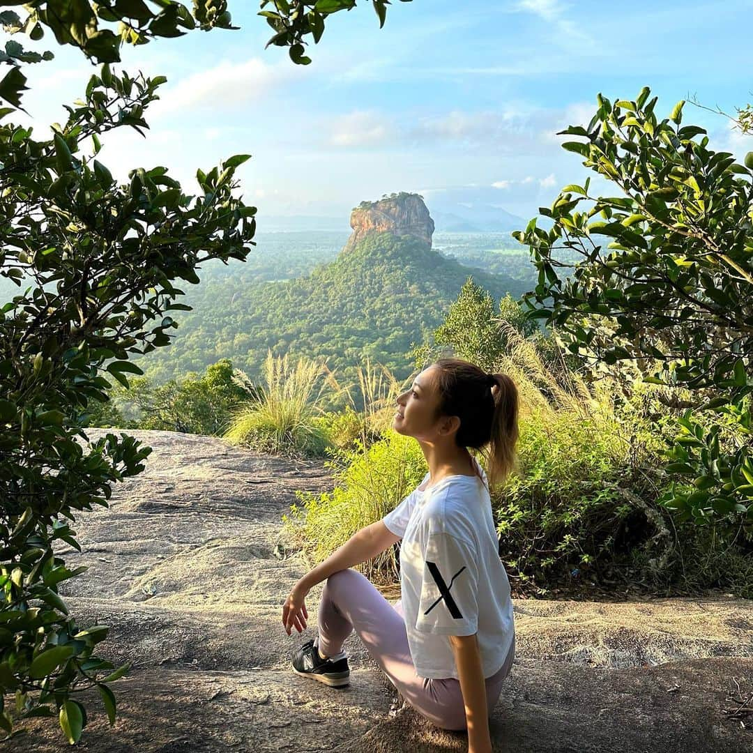 市原彩花さんのインスタグラム写真 - (市原彩花Instagram)「Pidurangala Rock🇱🇰  ピドゥランガラ⛰ シーギリヤロックが1番綺麗に見える絶景ポイント🌿 シーギリヤロックからの景色も良かったけど、こちらも甲乙付け難い美しさ☺️ スリランカ来たらぜひどちらも登ってほしい！✨  私たちは朝日も見る為に6時から登山したよ🥾 20分くらいで着くけど、岩場がすごいから体力と注意力が必要⚠️ 肌の露出もダメなので半袖長ズボンで👕 雨上がりとかは危険なのでぜひ晴れた日に☀️ 入場料は1000ルピー(¥350)  スリランカツアー @srilankaby_michi  ツアー代表のミチちゃん @michi_1017  スリランカホームステイ @srilankabymichi_homestay   #srilanka#スリランカ#srilankatravel#srilankatrip#スリランカ旅行#スリランカ観光#スリランカ旅行記#シーギリヤロック#シギリヤロック#sigiriya#sigiriyarock#世界遺産#worldheritage#海外旅行#ピドゥランガラ#Pidurangala #あーちゃんスリランカ」1月19日 19時21分 - ayaka_ichihara