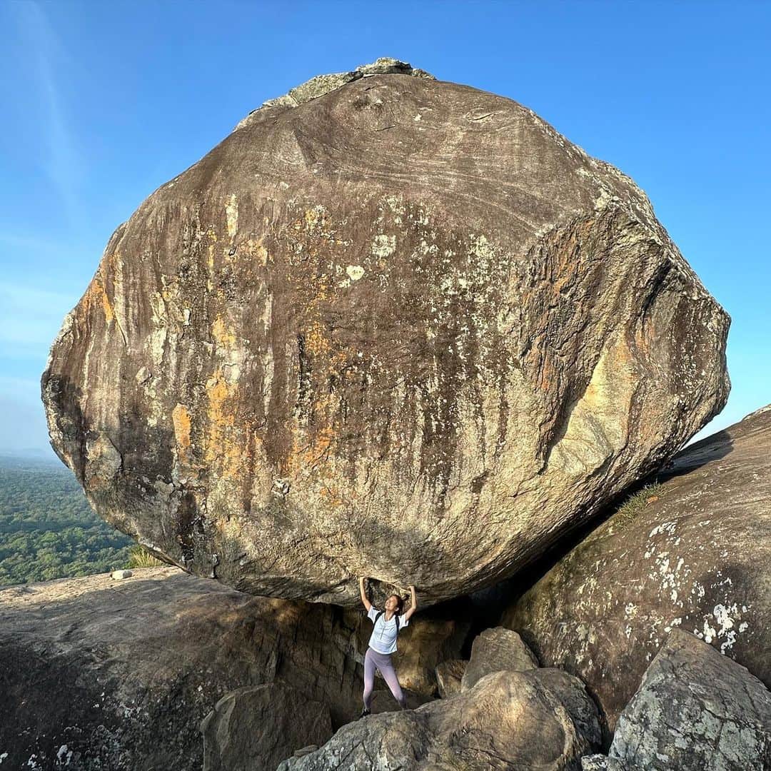 市原彩花さんのインスタグラム写真 - (市原彩花Instagram)「Pidurangala Rock🇱🇰  ピドゥランガラ⛰ シーギリヤロックが1番綺麗に見える絶景ポイント🌿 シーギリヤロックからの景色も良かったけど、こちらも甲乙付け難い美しさ☺️ スリランカ来たらぜひどちらも登ってほしい！✨  私たちは朝日も見る為に6時から登山したよ🥾 20分くらいで着くけど、岩場がすごいから体力と注意力が必要⚠️ 肌の露出もダメなので半袖長ズボンで👕 雨上がりとかは危険なのでぜひ晴れた日に☀️ 入場料は1000ルピー(¥350)  スリランカツアー @srilankaby_michi  ツアー代表のミチちゃん @michi_1017  スリランカホームステイ @srilankabymichi_homestay   #srilanka#スリランカ#srilankatravel#srilankatrip#スリランカ旅行#スリランカ観光#スリランカ旅行記#シーギリヤロック#シギリヤロック#sigiriya#sigiriyarock#世界遺産#worldheritage#海外旅行#ピドゥランガラ#Pidurangala #あーちゃんスリランカ」1月19日 19時21分 - ayaka_ichihara
