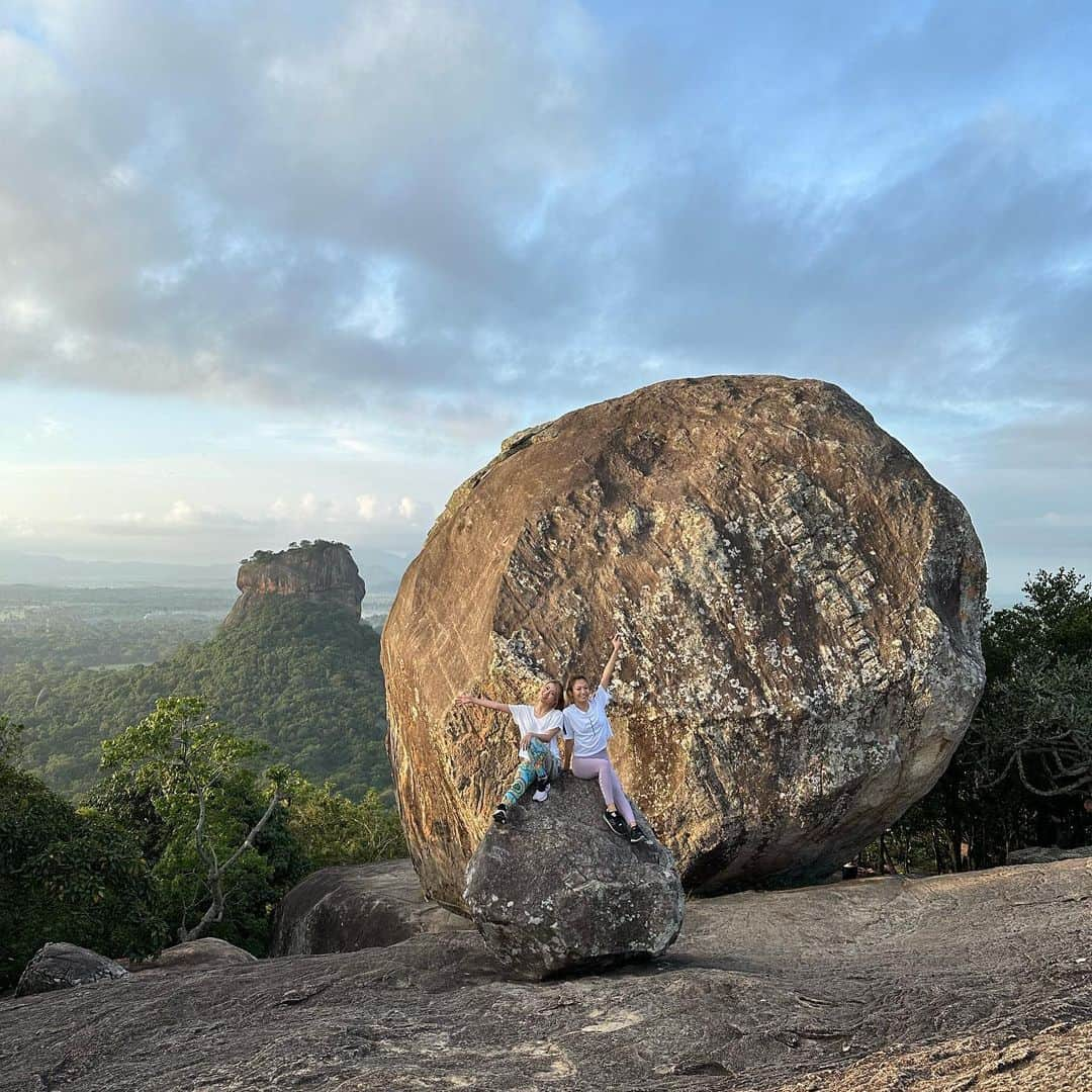 市原彩花さんのインスタグラム写真 - (市原彩花Instagram)「Pidurangala Rock🇱🇰  ピドゥランガラ⛰ シーギリヤロックが1番綺麗に見える絶景ポイント🌿 シーギリヤロックからの景色も良かったけど、こちらも甲乙付け難い美しさ☺️ スリランカ来たらぜひどちらも登ってほしい！✨  私たちは朝日も見る為に6時から登山したよ🥾 20分くらいで着くけど、岩場がすごいから体力と注意力が必要⚠️ 肌の露出もダメなので半袖長ズボンで👕 雨上がりとかは危険なのでぜひ晴れた日に☀️ 入場料は1000ルピー(¥350)  スリランカツアー @srilankaby_michi  ツアー代表のミチちゃん @michi_1017  スリランカホームステイ @srilankabymichi_homestay   #srilanka#スリランカ#srilankatravel#srilankatrip#スリランカ旅行#スリランカ観光#スリランカ旅行記#シーギリヤロック#シギリヤロック#sigiriya#sigiriyarock#世界遺産#worldheritage#海外旅行#ピドゥランガラ#Pidurangala #あーちゃんスリランカ」1月19日 19時21分 - ayaka_ichihara