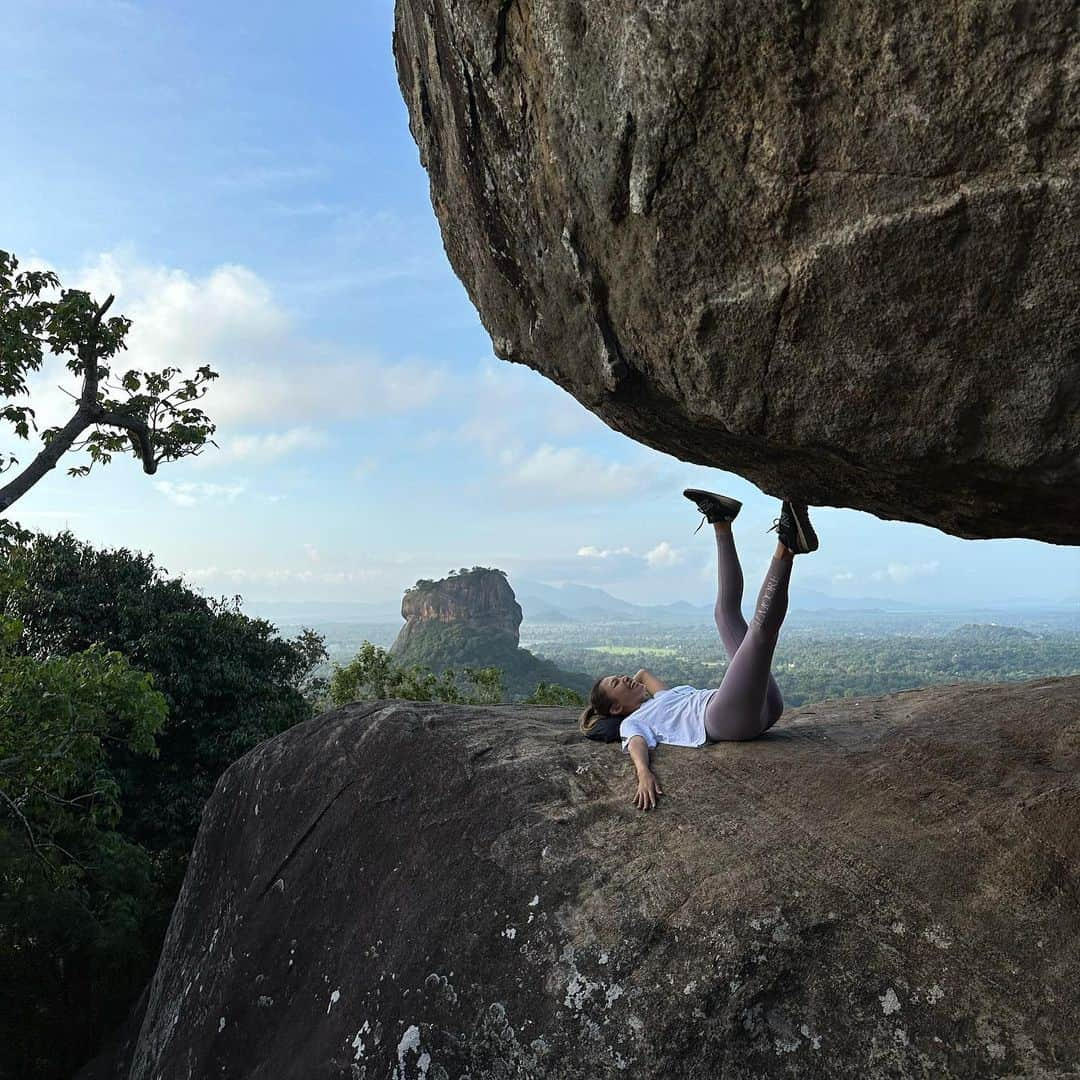 市原彩花さんのインスタグラム写真 - (市原彩花Instagram)「Pidurangala Rock🇱🇰  ピドゥランガラ⛰ シーギリヤロックが1番綺麗に見える絶景ポイント🌿 シーギリヤロックからの景色も良かったけど、こちらも甲乙付け難い美しさ☺️ スリランカ来たらぜひどちらも登ってほしい！✨  私たちは朝日も見る為に6時から登山したよ🥾 20分くらいで着くけど、岩場がすごいから体力と注意力が必要⚠️ 肌の露出もダメなので半袖長ズボンで👕 雨上がりとかは危険なのでぜひ晴れた日に☀️ 入場料は1000ルピー(¥350)  スリランカツアー @srilankaby_michi  ツアー代表のミチちゃん @michi_1017  スリランカホームステイ @srilankabymichi_homestay   #srilanka#スリランカ#srilankatravel#srilankatrip#スリランカ旅行#スリランカ観光#スリランカ旅行記#シーギリヤロック#シギリヤロック#sigiriya#sigiriyarock#世界遺産#worldheritage#海外旅行#ピドゥランガラ#Pidurangala #あーちゃんスリランカ」1月19日 19時21分 - ayaka_ichihara