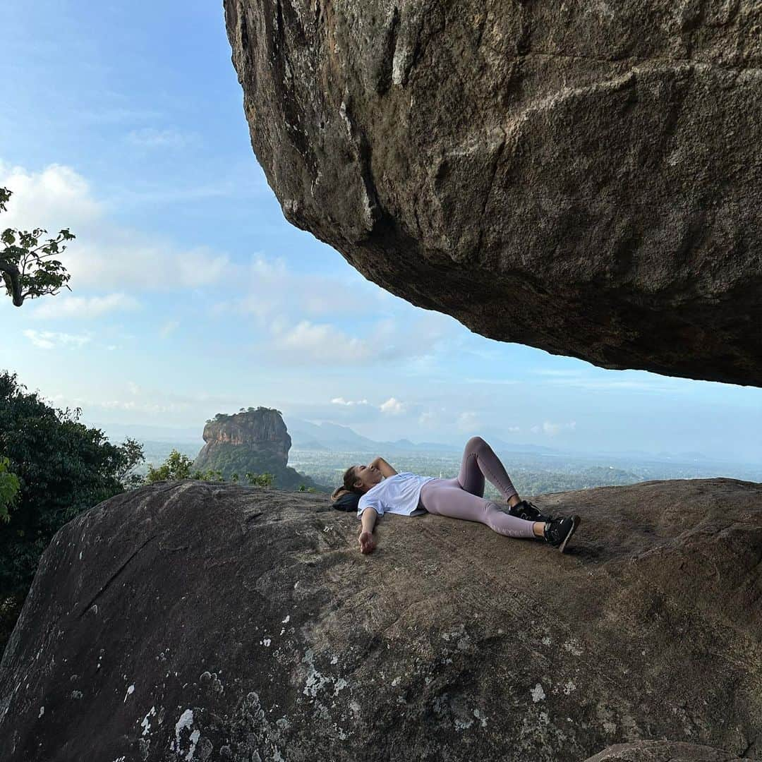 市原彩花さんのインスタグラム写真 - (市原彩花Instagram)「Pidurangala Rock🇱🇰  ピドゥランガラ⛰ シーギリヤロックが1番綺麗に見える絶景ポイント🌿 シーギリヤロックからの景色も良かったけど、こちらも甲乙付け難い美しさ☺️ スリランカ来たらぜひどちらも登ってほしい！✨  私たちは朝日も見る為に6時から登山したよ🥾 20分くらいで着くけど、岩場がすごいから体力と注意力が必要⚠️ 肌の露出もダメなので半袖長ズボンで👕 雨上がりとかは危険なのでぜひ晴れた日に☀️ 入場料は1000ルピー(¥350)  スリランカツアー @srilankaby_michi  ツアー代表のミチちゃん @michi_1017  スリランカホームステイ @srilankabymichi_homestay   #srilanka#スリランカ#srilankatravel#srilankatrip#スリランカ旅行#スリランカ観光#スリランカ旅行記#シーギリヤロック#シギリヤロック#sigiriya#sigiriyarock#世界遺産#worldheritage#海外旅行#ピドゥランガラ#Pidurangala #あーちゃんスリランカ」1月19日 19時21分 - ayaka_ichihara