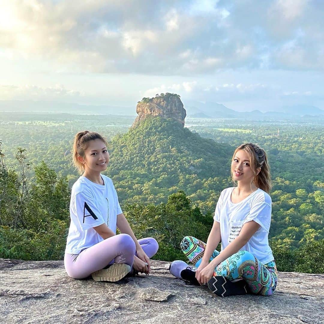 市原彩花さんのインスタグラム写真 - (市原彩花Instagram)「Pidurangala Rock🇱🇰  ピドゥランガラ⛰ シーギリヤロックが1番綺麗に見える絶景ポイント🌿 シーギリヤロックからの景色も良かったけど、こちらも甲乙付け難い美しさ☺️ スリランカ来たらぜひどちらも登ってほしい！✨  私たちは朝日も見る為に6時から登山したよ🥾 20分くらいで着くけど、岩場がすごいから体力と注意力が必要⚠️ 肌の露出もダメなので半袖長ズボンで👕 雨上がりとかは危険なのでぜひ晴れた日に☀️ 入場料は1000ルピー(¥350)  スリランカツアー @srilankaby_michi  ツアー代表のミチちゃん @michi_1017  スリランカホームステイ @srilankabymichi_homestay   #srilanka#スリランカ#srilankatravel#srilankatrip#スリランカ旅行#スリランカ観光#スリランカ旅行記#シーギリヤロック#シギリヤロック#sigiriya#sigiriyarock#世界遺産#worldheritage#海外旅行#ピドゥランガラ#Pidurangala #あーちゃんスリランカ」1月19日 19時21分 - ayaka_ichihara