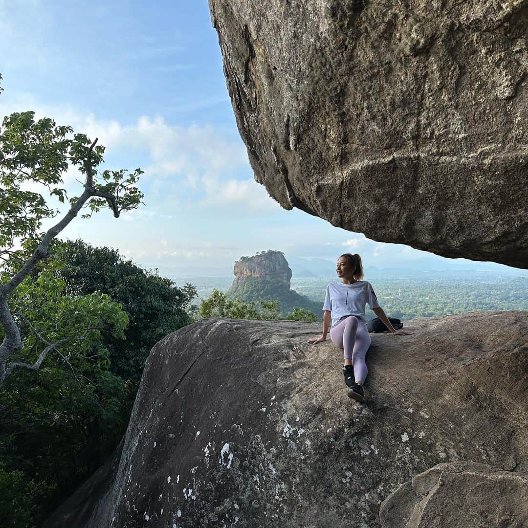 市原彩花さんのインスタグラム写真 - (市原彩花Instagram)「Pidurangala Rock🇱🇰  ピドゥランガラ⛰ シーギリヤロックが1番綺麗に見える絶景ポイント🌿 シーギリヤロックからの景色も良かったけど、こちらも甲乙付け難い美しさ☺️ スリランカ来たらぜひどちらも登ってほしい！✨  私たちは朝日も見る為に6時から登山したよ🥾 20分くらいで着くけど、岩場がすごいから体力と注意力が必要⚠️ 肌の露出もダメなので半袖長ズボンで👕 雨上がりとかは危険なのでぜひ晴れた日に☀️ 入場料は1000ルピー(¥350)  スリランカツアー @srilankaby_michi  ツアー代表のミチちゃん @michi_1017  スリランカホームステイ @srilankabymichi_homestay   #srilanka#スリランカ#srilankatravel#srilankatrip#スリランカ旅行#スリランカ観光#スリランカ旅行記#シーギリヤロック#シギリヤロック#sigiriya#sigiriyarock#世界遺産#worldheritage#海外旅行#ピドゥランガラ#Pidurangala #あーちゃんスリランカ」1月19日 19時21分 - ayaka_ichihara