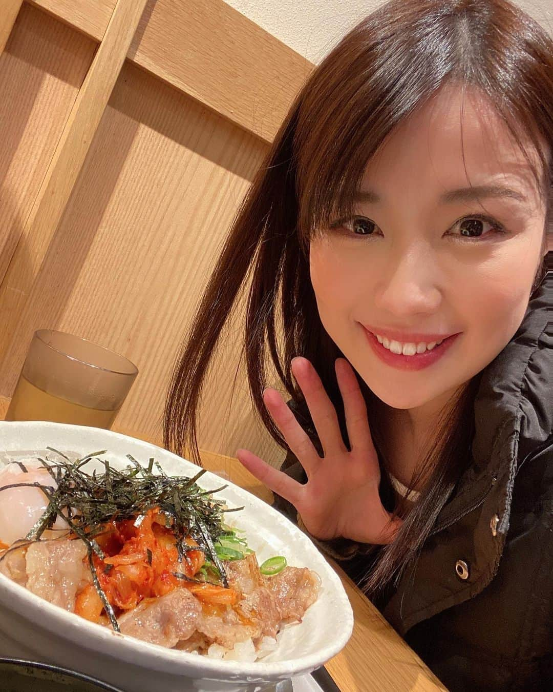 道岡桃子さんのインスタグラム写真 - (道岡桃子Instagram)「牛焼ビビン丼‼️  はじめて店内でいただきました。  おいしかったです😆👍  皆さんはどこの牛丼が好きですか⁉️  #松屋 #牛丼  #どんぶり #ビビンバ  #牛焼ビビン丼」1月19日 19時30分 - momoko_ana