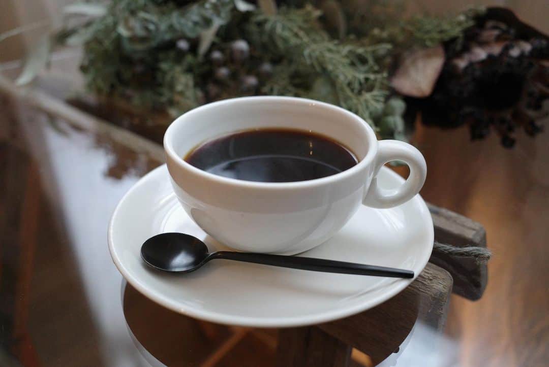 石井輝明さんのインスタグラム写真 - (石井輝明Instagram)「三鷹。 ここは随分よかった。 内装も人もコーヒーも。 お近くの方は是非なやつ。  今日は幕張ありがとうございました。 明日は大宮です。 明日もよろしくお願いします。  #319 #cafe #coffee #カフェ #コーヒー #喫茶店 #東京カフェ #三鷹カフェ #カフェ芸人」1月19日 20時57分 - comandanteishii