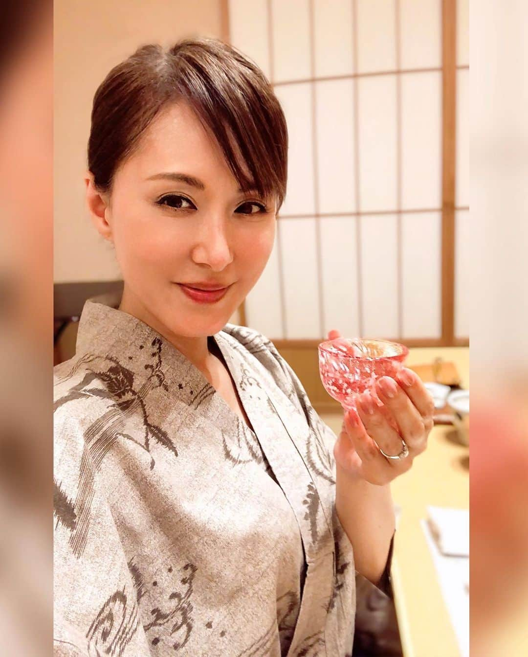 Yuuさんのインスタグラム写真 - (YuuInstagram)「日本酒🍶飲み比べ  いつも呑んでるみたいだけど💕 家では飲まない派です🥃  お酒はね お料理に合わせて なんでも来い(๑>◡<๑)  #加賀お酒 #飲み比べ #ほろ酔い気分   🦋悠々凜々🦋  #笑うかどには福来たる #around50 #smail  #Fortunecomesinatthemerrygate #今日1日を大切に　 #アラフィフ　 #大人女子 #セルフィー  いつも沢山の👍いいね📝&コメント 本当にありがとうございます  とても癒されてます💓」1月19日 21時08分 - yuu_yuu_rin_rin