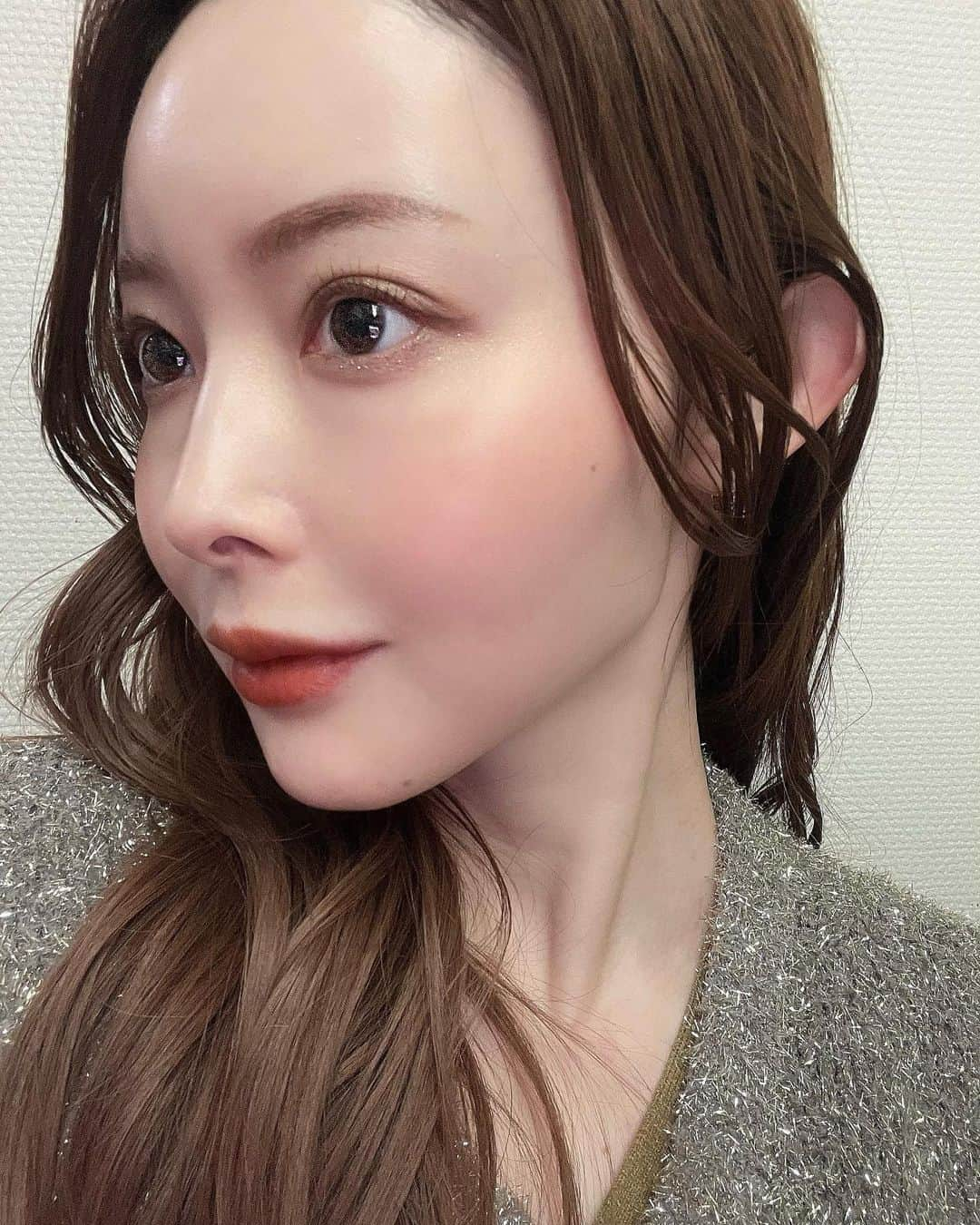 松田唯花さんのインスタグラム写真 - (松田唯花Instagram)「RMK新作コスメメイクはイエベさん絶対買うべき！  ☑︎アイシャドウ インフィニット シングル アイズ EX-01(左)、EX-02(右)  ☑︎チーク インジーニアス パウダーチークス N EX-22  ☑︎リップ ザ マット リップカラー EX-01  今回のRMKの新作、結構黄み系の色みが多いです🤎 さすがゴールデンアワーの光に包まれたイタリア・ナポリの情景からインスパイアされた「アンバーコレクション」。  イエローやオレンジ系のものが多いのでイエベさんは必見✨  1stスプリングな私は歓喜でした🥰🫶🏻  アイシャドウはキラッキラが可愛くて🥹目の下の目尻にもEX-01を入れてます✨  マットリップはカラバリが豊富でどれもオシャレMAX🥹マットなのに乾燥しなくて唇がふっくらして優秀！  春コスメ、皆さまは何を買いましたか？☺️  明日、ベスコス2022〜シートマスク編〜を更新する予定なのでお楽しみに❤️年末からやってきてやっとこれがラストです🙏  @rmkofficial  #rmk #makeup #cosmetics #インジーニアスパウダーチークス #インフィニットシングルアイズ #ザマットリップカラー #春コスメ #春新色 #新色コスメ #春新色コスメ #イエベメイク #イエベ #16タイプパーソナルカラー診断」1月19日 22時22分 - yuika_matsuda.official