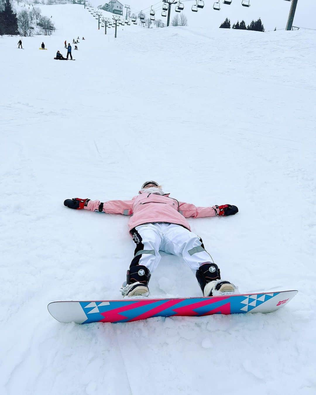 塚田綾佳さんのインスタグラム写真 - (塚田綾佳Instagram)「スノボいったんだよ🏂 人生2回目だったぉ🫣💗⛄️❄️  めちゃ楽しかったぁ٩(๑>∀<๑)۶  つ、つかれた~~~_(:0」∠)_✨✨  ー #スノボ女子 #スノボ #越後湯沢 #上越 国際スキー場 #雪 #ラッキースケベ #ゲレンデマジック #金髪ショート #ぽん散歩 #あやぽんコーデ #スノボウェア  #彼女とデートなうに使っていいよ #SNS用レンタル彼女 #SNSレンタル彼女 #金髪ショート #インスタグラビア #Japanesegirl #ショートカット #ショートカット女子 #泳衣系列  #shooting #셀카 #미소녀 #일본인 #非常好 #摄影 #塚田綾佳」1月19日 22時24分 - tsukada_ayaka