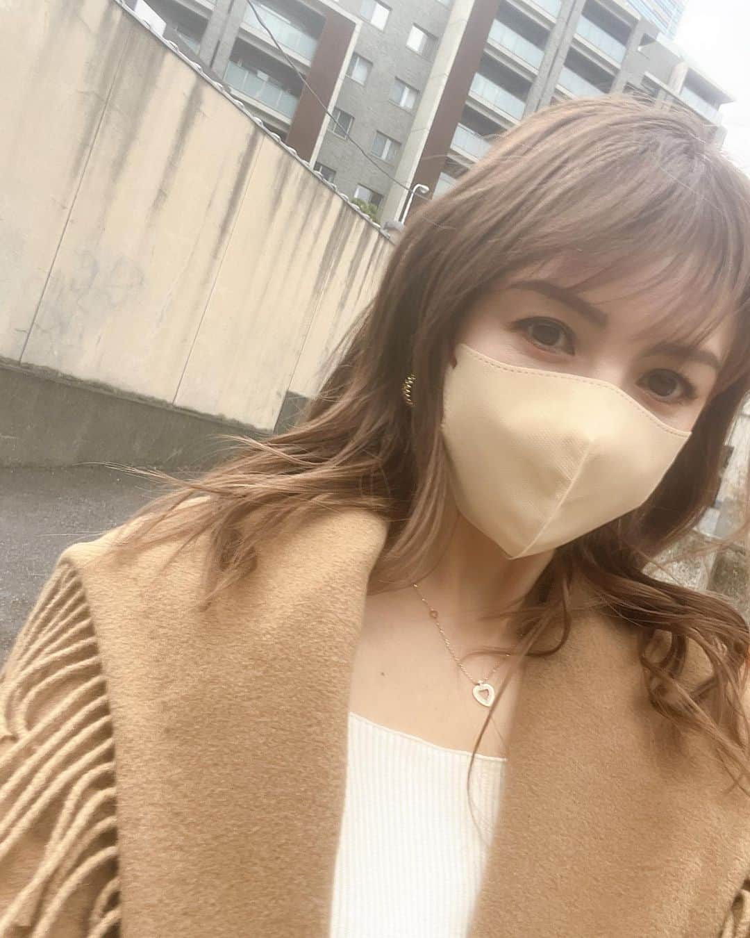 美香さんのインスタグラム写真 - (美香Instagram)「今日は美stのビューティー撮影でした！ スタイリストがかんなで 朝から楽しくてどうしようかと思った💖 プライベートでは会っていたけれど、お仕事で会うのはかんなが独立してから実は初めてでした✨ （ @isekikaori_kimawashi のアシスタントさんだったよ♡） すごく嬉しかった！ かんなまたねー😍  @be_story_official  @kanna_manabe   今日のコートは 数年前に買った　@maxmara  マックスマーラのキャメルカラーって やっぱり品があって素敵🤭 一生大切に着たいな💖」1月19日 22時33分 - mikaofficial99