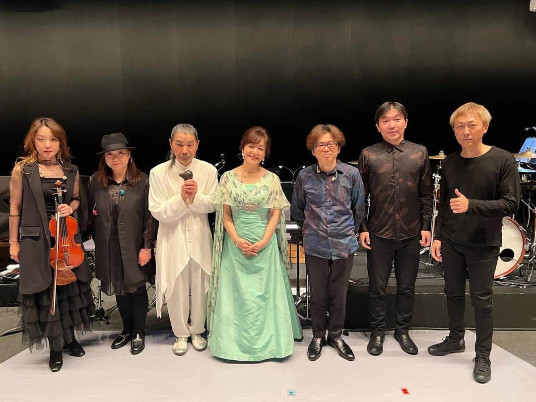 岩崎宏美さんのインスタグラム写真 - (岩崎宏美Instagram)「昨日は今年初歌い、群馬県で行われた宝くじまちの音楽会❗️ 宗次郎さんやメンバーとのコンサートでした。 シンバがいるので日帰りでもありましたが、楽しいステージでした。 今年もとにかく楽しく歌うぞぉ お集まりいただきました皆様に感謝をこめて  宏美 #オカリナ #宗次郎 #岩崎宏美 #宝くじ」1月19日 23時53分 - hiromiiwasaki_official