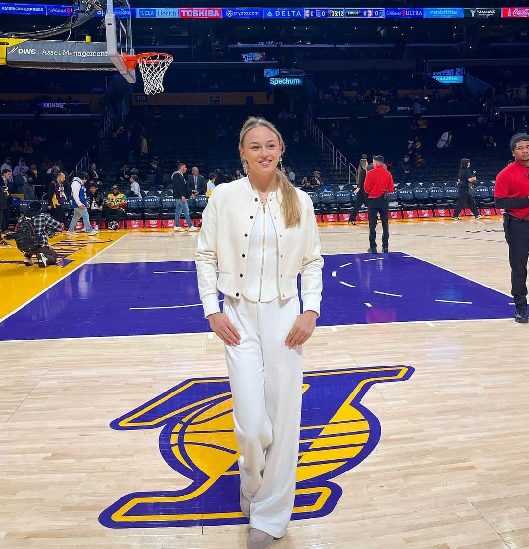 ダリア・ビロディドさんのインスタグラム写真 - (ダリア・ビロディドInstagram)「First time on the NBA game🤩🇺🇸🏀 #lakers #nba #losangeles」1月20日 0時16分 - dariabilodid7