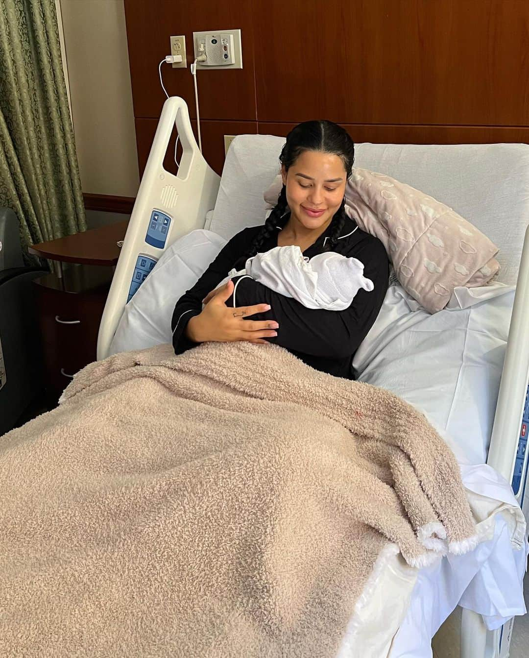 Katya Elise Henryさんのインスタグラム写真 - (Katya Elise HenryInstagram)「my first week 🫶🏽 Harlem is here and is the sweetest little baby boy. I can’t believe how blessed I am, I feel so complete. Zya is loving her baby brother & all is well. Mama is healing slowly but surely, and baby is healthy and happy. I want to thank my doctor @drpkobgyn and his amazing staff at The Miami Institute For Women’s Health who helped me through out my pregnancy journey from the day I found out I was pregnant to delivery and beyond! @drpkobgyn delivered my baby 🤗 and I’m so grateful, such a fun/perfect experience honestly. HIGHLY RECOMMEND. I could not have asked for a better doctor and friend 🙏🏽 This is my forever home now, stay tuned for my postpartum journey, 🐱rejuvenation experience, and much more, I’ll be taking you with me and sharing all my tips & tricks. Watch out world MAMA is back.」1月20日 3時49分 - katyaelisehenry