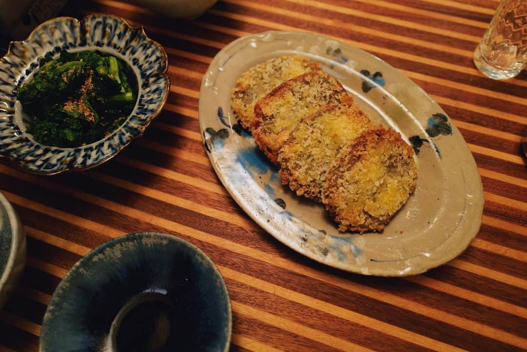 高山都さんのインスタグラム写真 - (高山都Instagram)「冬が終わっちゃうの寂しいねぇーほんと鍋美味しいもんねぇーって笑える会話をしてた昨夜。 帰宅してバタバタで作る手抜きでもあるけど、ほんとうに好きなんですよ、寄せ鍋が。 飽きない。ほんとうに毎日がいい！ その日の体調や気分で、少しずつスープの味付けを変えたりして。基本的にアッサリと薄めのお出汁です。 野菜やお肉や魚介の旨みが惜しみなく出たスープをすすりながら、今日あった出来事を話したり、ドラマやドキュメンタリー観たりして、ビールの次はハイボールに移る時間がささやかな幸せなのです。 昨日は塩麹に漬けた鶏肉と牡蠣が主役の寄せ鍋。 我が家の鍋は、基本的に〆はなし。 翌日に持ち越しスタイルです。 野菜や豆腐お肉だけでお腹を満たす。  あとは、イワシの黒はんぺんに米パン粉つけて揚げたフライ、ケールやルッコラ葉野菜のシーザーサラダ(豆乳ベースにすし酢やマヨネーズ足したドレッシングを)、菜の花のおひたし。  昨日は片付けた後、ドラマを観ながら、ハイボールお供に翌朝用のおにぎりを握っていました。 お米は @daybyday__2016 で注文している #江頭さんの玄米 完全無農薬で育てられた貴重なお米は、我が家の大切な栄養源。 お鍋で炊くほうが美味しいんだけど、忙しい時は炊飯器に頼ってます。おにぎりにしたかったから1:1で。 そして、手で握ること。 家族で食べるものは手でね。 多少の菌は免疫力上げるためにも必要だから、2人で食べる分はそうしてます。 翌朝のおにぎりって、ギュッと味も食感も増して美味しい！ 今日は早朝出発で神戸ロケです。  #みやれゴハン」1月20日 8時14分 - miyare38