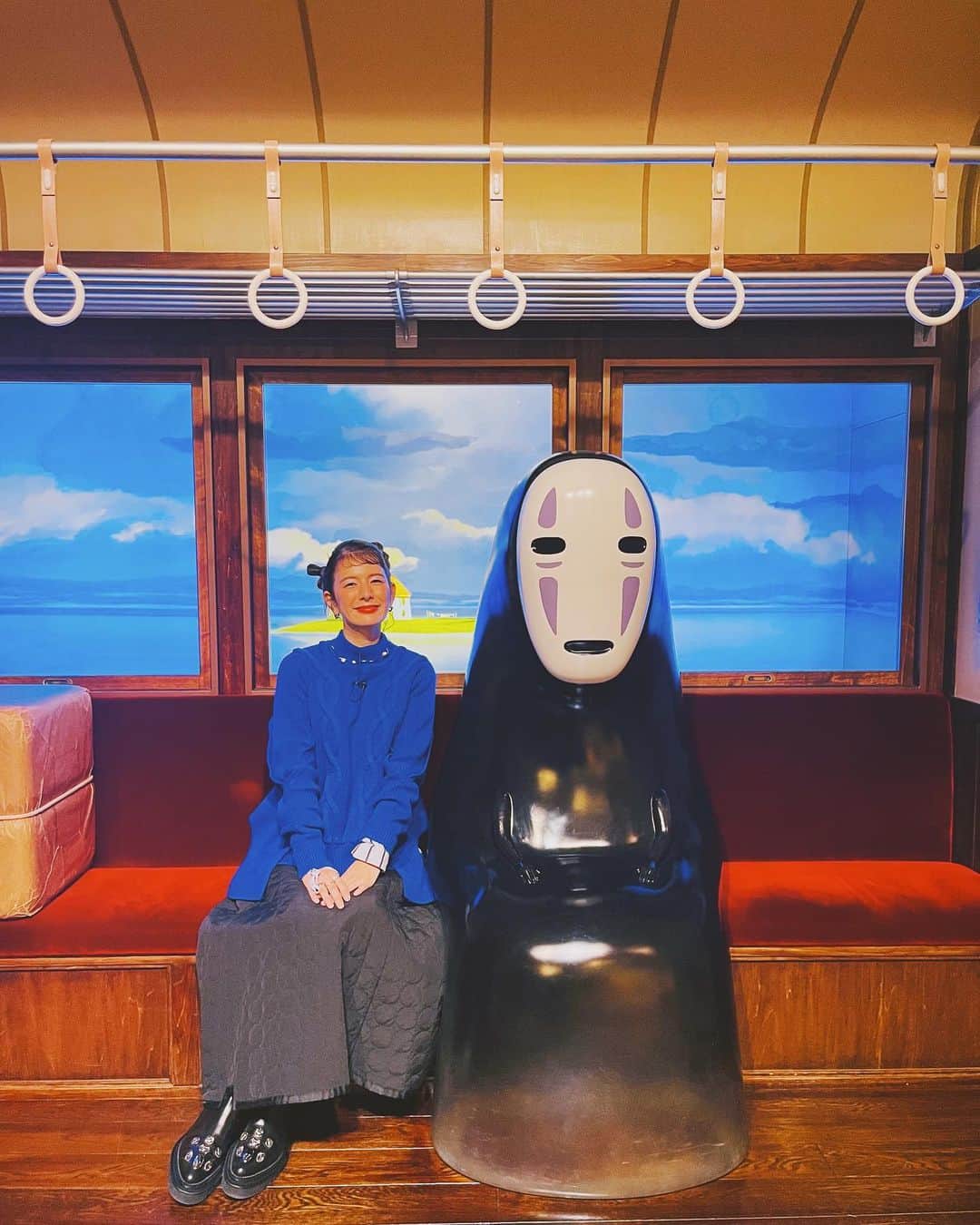スザンヌさんのインスタグラム写真 - (スザンヌInstagram)「いよいよ熊本へ🐻待ってました！  2022年11月に開園したジブリパークの魅力に迫る #ジブリパークとジブリ展 が、 熊本県立美術館で本日20日から開催👏 3月26日まで☺️  全国5カ所で行う巡回展で、熊本は九州で唯一の開催地。  @satacoco_official にて一足早く お邪魔させていただきました（放送お楽しみに🥰） 会場ではジブリパークのイメージスケッチや5分の1サイズで再現した「サツキとメイの家」など展示されていたり。平日限定で「カオナシ」の隣に座れたり、「ネコバス」に乗って写真撮影ができるスポットも用意されていたり大人も子供も楽しめること間違えなし。  個人的には熊本会場限定のジブリパークジブリ展のグッツの手ぬぐいが可愛過ぎて絶対買いに行く💛  チケットはオンラインによる事前予約制（日時指定）。一般1500円、中高校生1000円、4歳～小学生600円。午前9時半～午後5時15分。月曜休館。  皆さま是非🥰」1月20日 14時58分 - suzanneeee1028
