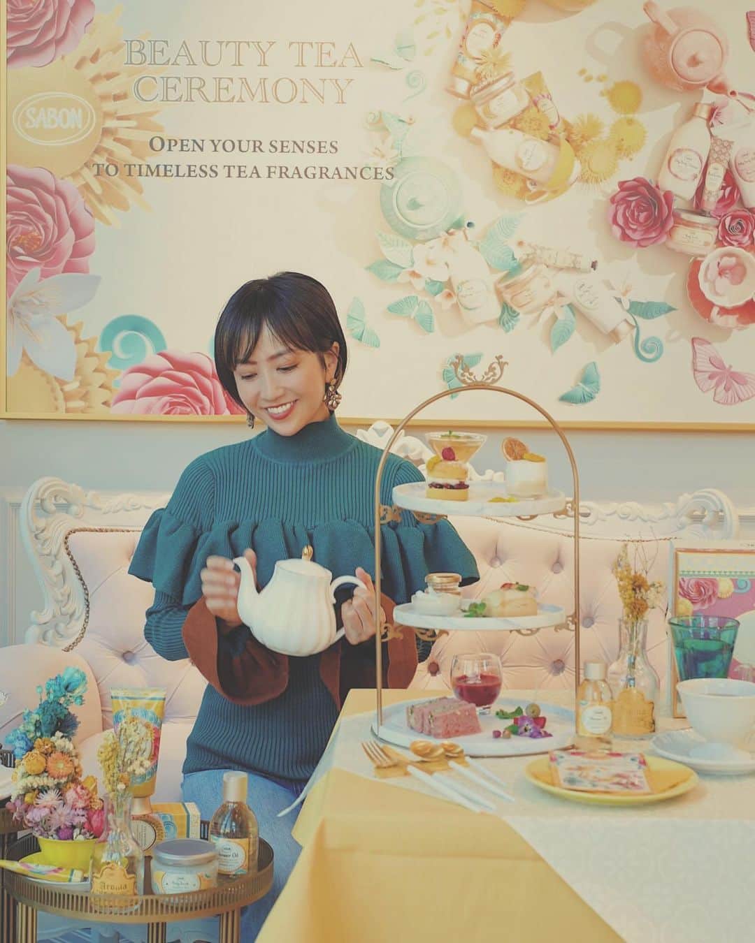 渡辺由布子さんのインスタグラム写真 - (渡辺由布子Instagram)「🫖🌼💐💛  -Afternoon Tea Memories vol.10☕︎-   日本上陸15周年を迎えるSABONからVEGAN AFTERNOON TEA CAFÉが期間限定オープン！   「ティーセレモニー コレクション」の発売を記念し、中目黒のフラッグシップストア「SABON l’Atelier SPA」では、定番のホワイトティー、ローズティーに加えて、限定のミモザティーの3種の香りをイメージしたオリジナルオーガニックティーとともに、肌と心を喜びで満たす* 100%VEGAN(!!!)のスイーツとセイボリーを楽しめます。 豆乳をベースにしたクロテッドクリームや、ベリーブレッドのヴィーガンサンドイッチなど、VEGANの新世界を体感できました。  お土産にはミニサイズのSABONシャワーオイルも🧴  フレッシュな香りと澄んだフレーバーで五感を研ぎ澄まし、心華やぐティータイムを♡  期間：2023年1月12日（木）～2023年2月22日（水） 場所：SABON l’Atelier SPA（サボン アトリエ スパ）店内 金額：1名様　6,050円（税込） 内容： ・3種のオリジナルオーガニックティー  ①ミモザティー②ホワイトティー③ローズティー ・3プレートのヴィーガンアフタヌーンティーセット ・SABON シャワーオイル ミモザティー 100mL *原料に動物性素材を使用しない 🥪 @universalbakes_nicome @alaska_zwei   #SABON #vegan #ヴィーガン #ヌン活 #PR #中目黒カフェ #アフタヌーンティー #アフタヌーンティー巡り #アフタヌーンティー好きな人と繋がりたい #アフティー #スイーツ巡り #アフタヌーンティー部 #スイーツ部 #ヌン活好きな人と繋がりたい #afternoontea #vegancafe #teaceremony #AT #ノンアルコール #お酒あればなおよし  🏷 SABON l’Atelier SPA 📍 @sabon_japan (#sabonlatelierspa ) 🗾 #Nakameguro (#中目黒 ) #TOKYO (#東京 ) 🌎 #🇯🇵 (#JAPAN #日本 )」1月20日 17時09分 - watanabe_yuko