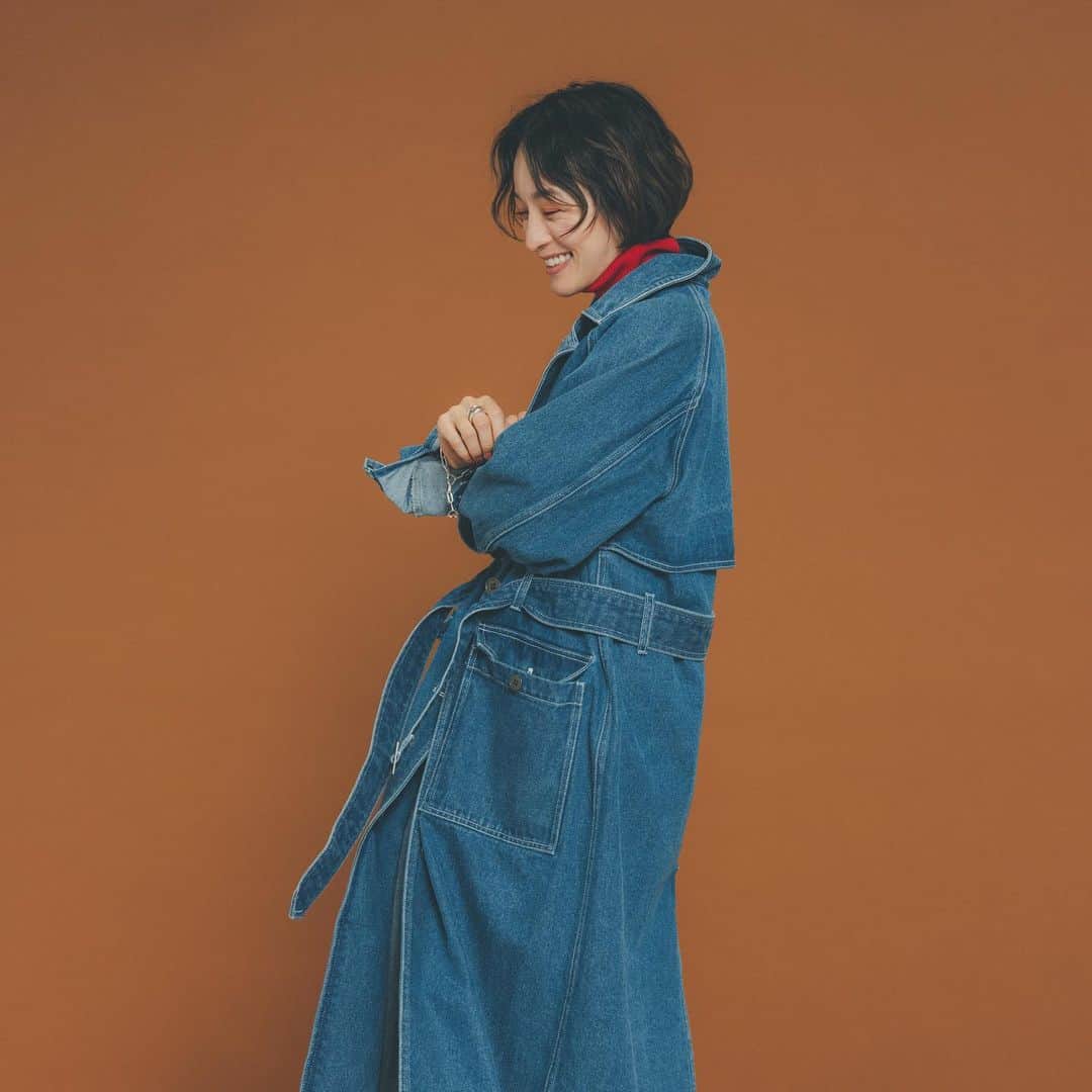 高山都さんのインスタグラム写真 - (高山都Instagram)「デニムのトレンチコート💙 カジュアルにも女っぽくにも着られて、 @oblekt_jp と作った今季の新作の中でもお気に入りです。 展示会でもとても人気だったアイテム。 今回のテーマは両A面⇆ ひとつの服が、色使いや着こなし次第でその日の自分が作れるように。 インナーダウン仕込めば、冬だって着られちゃう。 スペシャルコンテンツもアップされています。 ぜひ見てみてください。  photo @yutaroyamane  hairmake @chikasuzuki1  art direction @kana_tkym  styling me」1月20日 17時35分 - miyare38