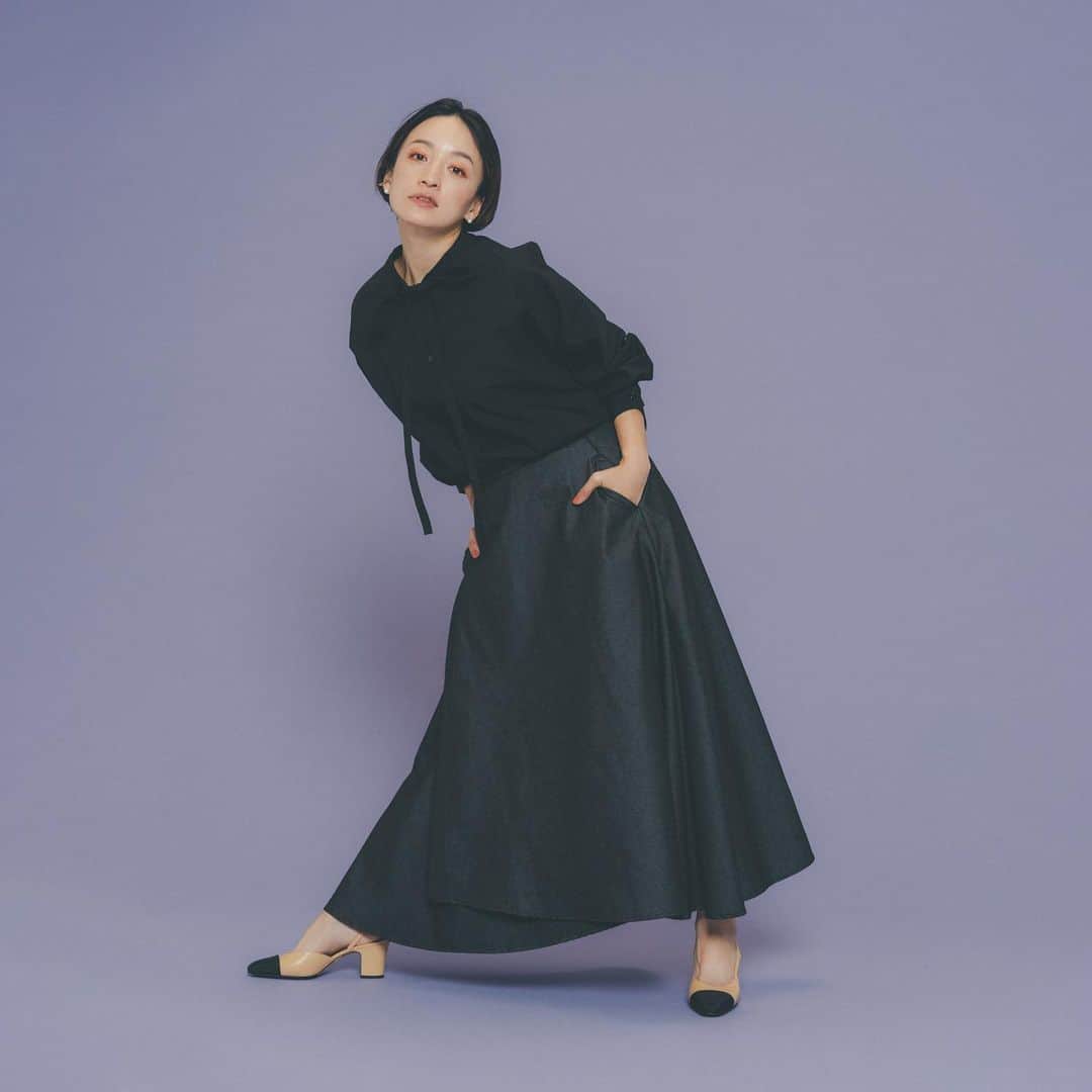 高山都さんのインスタグラム写真 - (高山都Instagram)「1枚のシャツを、同色のボトムでシックに女性らしく。 @oblekt_jp シャツはコットン、スカートはブラックデニムだからカジュアル心も忘れずに。」1月20日 17時40分 - miyare38