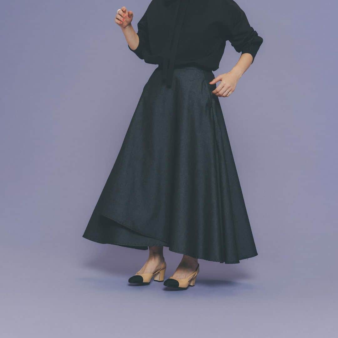 高山都さんのインスタグラム写真 - (高山都Instagram)「1枚のシャツを、同色のボトムでシックに女性らしく。 @oblekt_jp シャツはコットン、スカートはブラックデニムだからカジュアル心も忘れずに。」1月20日 17時40分 - miyare38