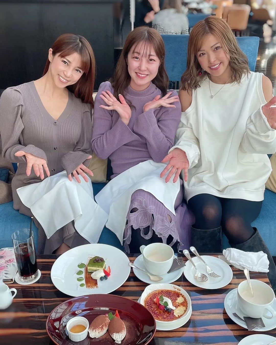 華彩ななさんのインスタグラム写真 - (華彩ななInstagram)「大好きな二人と ランチ&カフェで新年会😊❤️  いつ会っても愛しさで胸がいっぱいになる❣️ 可愛くて性格が良くて面白い女の子が大好き❣️❣️❣️  可愛過ぎる二人に 限定10枚だけ作ったななちＴシャツをプレゼントしたよ❣️  いつもありがとう❣️」1月20日 18時09分 - nanakasai