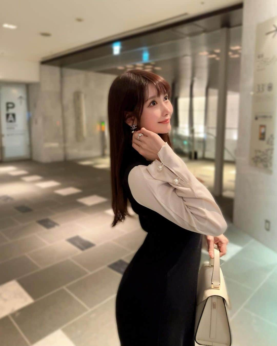 MAYUさんのインスタグラム写真 - (MAYUInstagram)「. このお洋服とってもお気に入り🤍 ニットワンピってだいすき🥰！ . 柔らかいニットで着心地もいいし スタイルアップしてみえる🥺🖤 袖口がフレアになっていて、大きなパールがついてるのがとってもかわいいの🤍✨ . @ricord_official のものだよ🖤 . . 明日は久しぶりのゴルフ⛳️！ 寒そうだけど頑張ってみる🥺✊ . . #ゴルフ女子#ファッション#ワンピース#ニットワンピース#ootd#fashion#fashionstyle#fashionista#onepiece#dress#knit#ricord#japanesegirl#japan#valextra#fendi」1月20日 18時45分 - mayu.kina_golf