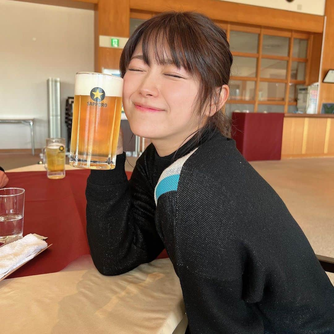 山内鈴蘭さんのインスタグラム写真 - (山内鈴蘭Instagram)「ゴルフの昼からビール最高です🥺🍻 一応、生ビール小にしておきました。笑  ゴルフ場選ぶ時は レストランメニューも絶対チェック😤  朝ご飯もお昼ご飯も 妥協しない！美味しいご飯食べたい💓  この日は、Gorurun(@gorurun_ )の新作のレトロシリーズを着てたよ🥺🥺🥺  アウター脱いじゃったから 自撮りの写真と共に載せます🤣🙏  最近ゴルフの日が雨降らなくてちょーちょーツイてる😍ゴルフ運がいい！  今年もたっくさんゴルフいきたいなー⛳️  #ゴルフ #ゴルフ場 #ゴルフウェア #朝ご飯 #お昼ご飯 #ゴルフ女子 #ビール #ビール女子 #ビール好き #Gorurun #ゴルラン #ゴルフ好きな人と繋がりたい #ゴルフコーデ #ゴルフ女子コーデ #ゴルフファッション」1月20日 19時19分 - xxsuzuranxx