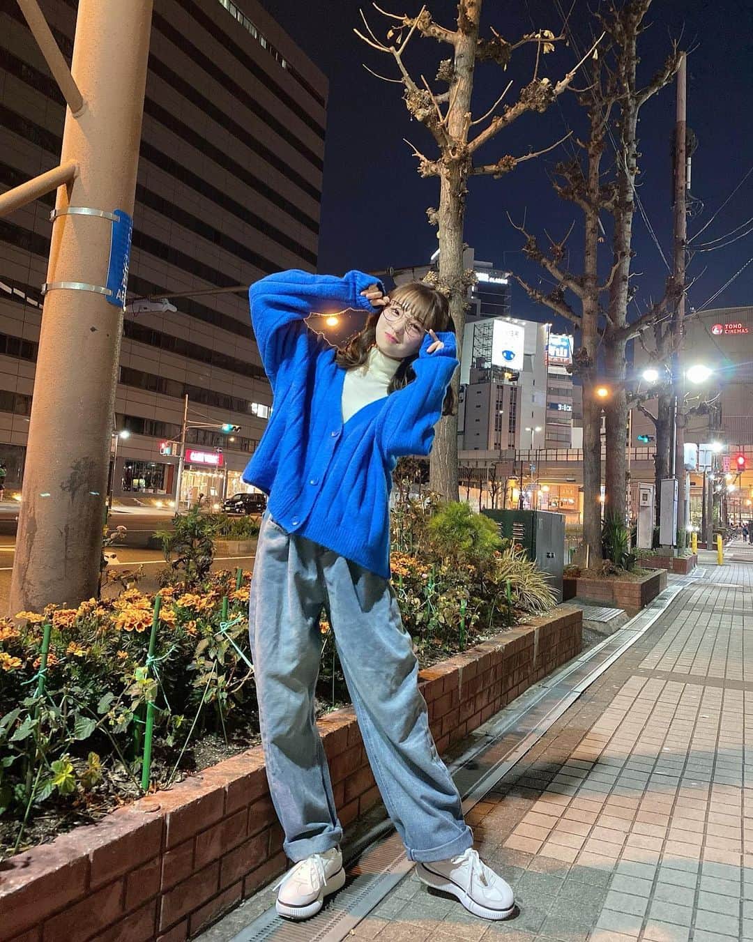 新澤菜央さんのインスタグラム写真 - (新澤菜央Instagram)「恥ずかしくなるくらい見つめてー？o̴̶̷᷄ o̴̶̷̥᷅ 💙 ⠀ ⠀ ⠀ ⠀ タートルネック、ユニクロのヒートテックやねんけど あったかいし可愛いから冬に最適☺︎  1枚で着てもピッタリめでかわいいー！あざとかわいい！  #彼女の私服がかわいい #低身長コーデ #sサイズコーデ #156cm #zara #ザラジョ #ザラコーデ #ユニクロ #uniqlo #ヒートテック #プチプラコーデ #shein #onitsukatiger #オニツカタイガー #だてめがね #ビビットカラー #カジュアルコーデ」1月20日 20時07分 - _shinshin_48
