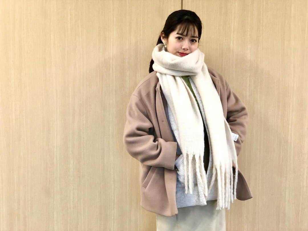 フジテレビ「めざましテレビ」さんのインスタグラム写真 - (フジテレビ「めざましテレビ」Instagram)「ファッション雑誌CanCamとコラボした お天気コーナー「きょう何着て行く？」 谷尻萌の毎日のコーデを紹介♪  １月２０日（金）   【今日のコーデ】　 ・コート[ポケットファー付き]→ @apuweiser_official 5万3900円 ・ジャケット→ @collagegallardagalante 1万9800円 ・ニット[カーディガン付き]→ @apuweiser_official 1万8700円 ・スカート→ @murua_official 　8690円 ・靴→ @kanematsu_official 　４万9500円 ・ストール→ @nostalgia_jp 　2090円 ・イヤリング→ @phoebe_official 　4180円      【コーデのポイント】 コートからツイードジャケットをのぞかせて👀 ひと手間かかったおしゃれに👍  白なら軽やかさも加わり✨ 着こなしを明るく＆華やかに見せてくれます💕  コートとジャケットを同じ丈でそろえて バランスよく見せるのもポイント🥰  #めざましテレビ #きょう何着て行く？ #谷尻萌 #今日のコーデ #コーデ #CanCam #今日のファッション#ootd #きょう何着て行く？は月〜金朝6時22分ごろ放送📺  #もえちゃん #きれいめコーデ #きれいめカジュアル #大人コーデ #冬コーデ #オフィスカジュアル #上品コーデ #アナウンサー衣装」1月20日 20時26分 - mezamashi.tv