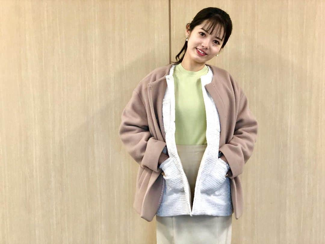 フジテレビ「めざましテレビ」さんのインスタグラム写真 - (フジテレビ「めざましテレビ」Instagram)「ファッション雑誌CanCamとコラボした お天気コーナー「きょう何着て行く？」 谷尻萌の毎日のコーデを紹介♪  １月２０日（金）   【今日のコーデ】　 ・コート[ポケットファー付き]→ @apuweiser_official 5万3900円 ・ジャケット→ @collagegallardagalante 1万9800円 ・ニット[カーディガン付き]→ @apuweiser_official 1万8700円 ・スカート→ @murua_official 　8690円 ・靴→ @kanematsu_official 　４万9500円 ・ストール→ @nostalgia_jp 　2090円 ・イヤリング→ @phoebe_official 　4180円      【コーデのポイント】 コートからツイードジャケットをのぞかせて👀 ひと手間かかったおしゃれに👍  白なら軽やかさも加わり✨ 着こなしを明るく＆華やかに見せてくれます💕  コートとジャケットを同じ丈でそろえて バランスよく見せるのもポイント🥰  #めざましテレビ #きょう何着て行く？ #谷尻萌 #今日のコーデ #コーデ #CanCam #今日のファッション#ootd #きょう何着て行く？は月〜金朝6時22分ごろ放送📺  #もえちゃん #きれいめコーデ #きれいめカジュアル #大人コーデ #冬コーデ #オフィスカジュアル #上品コーデ #アナウンサー衣装」1月20日 20時26分 - mezamashi.tv