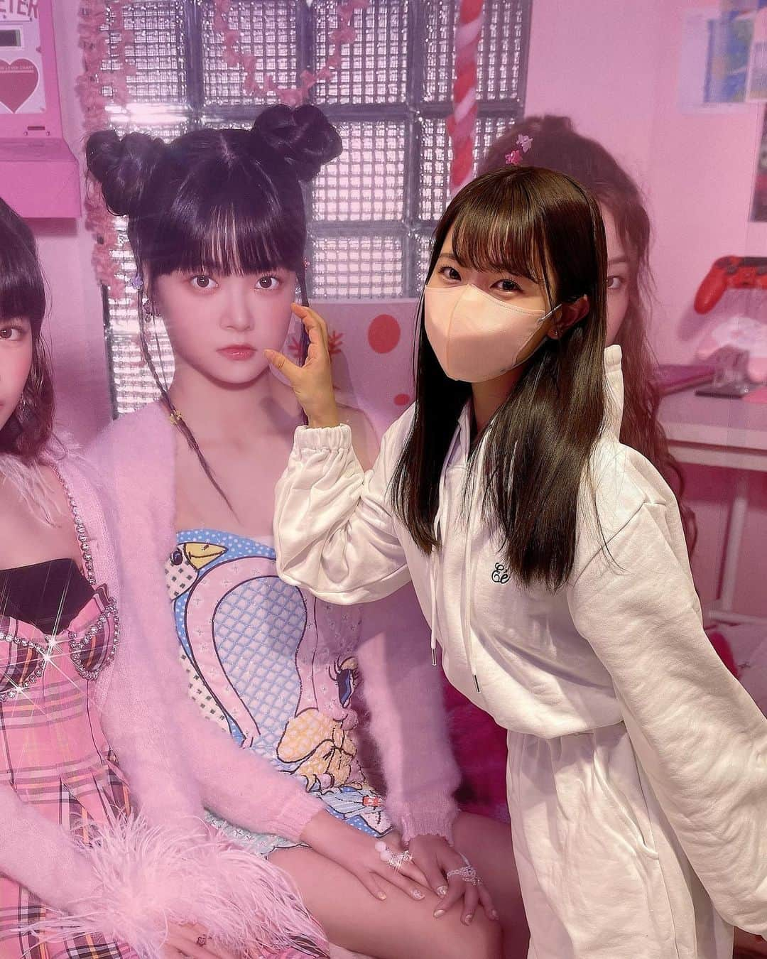 坂東遥さんのインスタグラム写真 - (坂東遥Instagram)「🛒🪄🛍️  ちょっと前に ルセラフィムのポップアップ 行ったの🎬  私の家族みんな KPOPが大好きだから ヲタ活したりする🤍  推しメンの ウンチェちゃんの ほっぺにハート したかったんだけど 下手くそすぎた🫶🏻🥹  #ルセラフィム  #lesserafim」1月20日 21時08分 - b.haruka1103