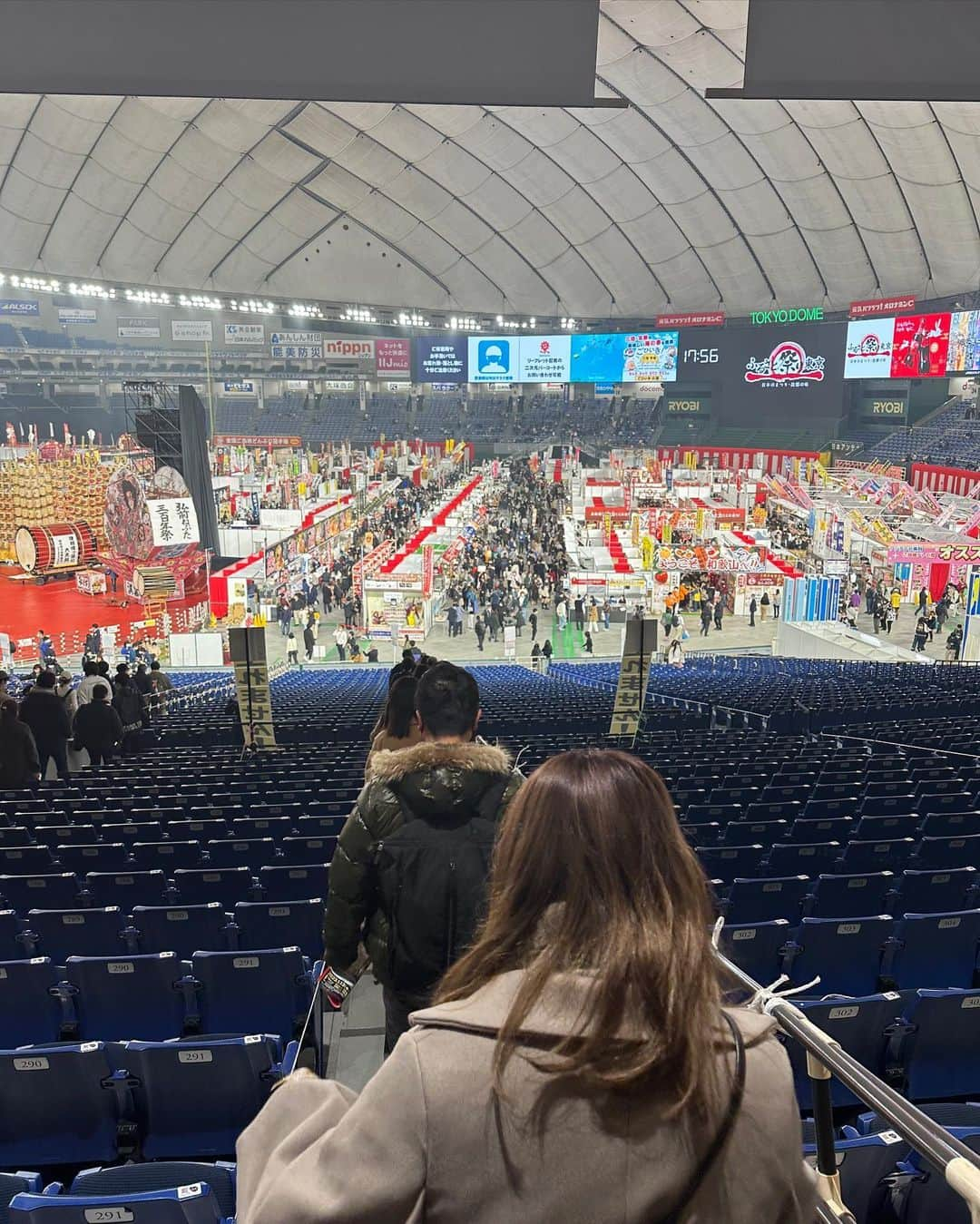 長崎望未さんのインスタグラム写真 - (長崎望未Instagram)「. ふるさと祭り🏮  屋台が好きで去年は屋台のある お祭り行けんかったし 今年は行きたいな〜😮‍💨って思ってたら  ３年ぶりに東京ドームで ふるさと祭り開催してた😍👏🏾  なにって感動したのがさ🥺 ドーム入ってすぐに地元の新居浜太鼓祭りの ミニチュア置いてあってテンション上がった😍♥️  新居浜の太鼓が東京ドームに あるなんてすごすぎなんやけど！🥰✨✨✨✨✨  　 関東住みの新居浜出身の人 ぜひ見に行ってきてね🥹💪🏾笑  メインの屋台はご当地グルメいっぱいあって 飲んだことないビール2杯と  ちょこちょこ色んなもの食べて 大満足すぎっ🤭✨  元プロ野球選手の坪井智哉さんが 出してるスイーツのお店も発見したよ😆  プリン大福くださいってゆーたら 本人だった🥰🙏🏾笑✨✨✨  明日明後日まで開催してるそうですよー🥰 間に合ってよかった😮‍💨💪🏾♥️  #ふるさと祭り  #お祭り気分 #グルメ  #ご当地グルメ  #新居浜太鼓祭り  #新居浜」1月20日 21時12分 - nozomi.nagasaki