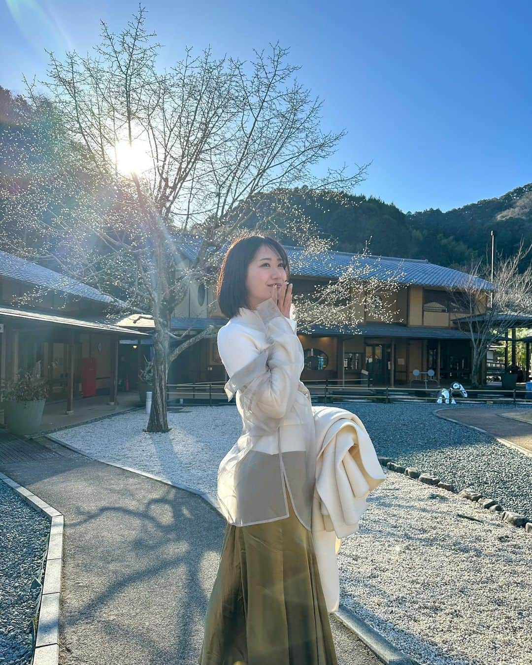 藤澤響花さんのインスタグラム写真 - (藤澤響花Instagram)「そうだ 〇〇、行こう。みたいな。  地元紹介☺︎  お庭にあったハクモクレンの芽が毛皮のコート着てるみたいにフワフワしてて、木の下にはコート脱いだみたいにちょっとずつ落ちてて。きゅんってした🤍 調べたら、毛皮は寒さ対策なんだって。春に向けて一枚ずつ脱ぐらしい。  私も日に当たって暖かかったのでコート脱ぎました☀️  #静岡観光#静岡カフェ#観光スポット#旅行#観光#日本の風景#静岡旅行#静岡市#shizuoka#japantravel#fashion#traveljapan#travelpics#sightseeing#instagood」1月20日 22時37分 - kyoka_fujisawa