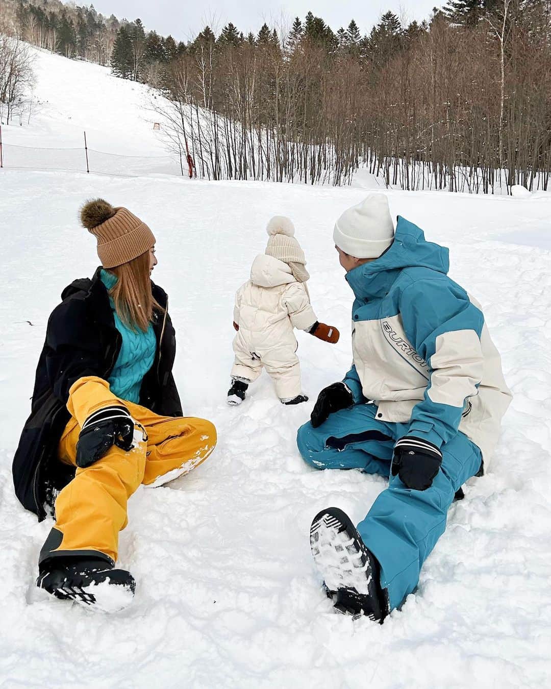甲村仁絵さんのインスタグラム写真 - (甲村仁絵Instagram)「北海道たんっっのしすぎた🥺💕  今回はくぅに初めての雪を体験させてあげたくて 北海道へ来たの☺️  目をキラキラ輝かせて 雪に大興奮でほんと可愛かった🥰  雪ふわっふわすぎてびっくり😳❄️ ご飯も美味しいし〜 泊まった宿も素晴らしかった❄️  くぅが社交的すぎる性格のおかげで 海外の方も多い中、 滞在中に沢山の人と交流した🤣 (すぐ話しかけに行くの🤣👶🏼💕笑)  ほんっとーにいい思い出ができた❄️ 北海道さいこう❤️絶対またくる❤️  道民の皆さんdmいっぱいありがとね❤️  #hokkaido #北海道 #トマム #トマム星野リゾート」1月20日 22時54分 - hitoe_style