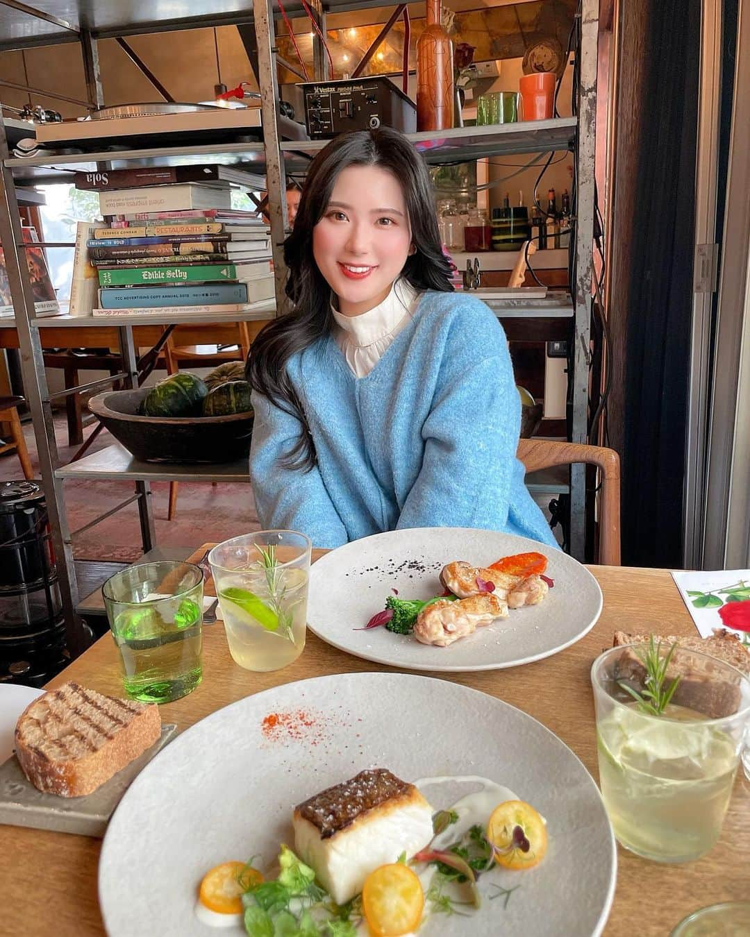 伊藤奈月さんのインスタグラム写真 - (伊藤奈月Instagram)「⁡ バースデープレートの メッセージの上に お花が乗っている レストラン😌💐 プレートが 可愛いから 気になってたの🌼 ⁡ お花屋さんに 併設されてる カフェレストランの 𝐞𝐚𝐭𝐫𝐢𝐩というところです☕️ ⁡ 一軒家で とても原宿のど真ん中とは 想像できないぐらい 素敵な落ち着いた雰囲気🪴 ⁡ ストーリーに 載せたとき ここどこですか？ の質問が とっても多かった🍽️🫶🏻 ⁡ ⁡ ただ 予約が電話予約のみな点と 予約時に お席が指定できないので注意です🧚🏻‍♀️ ( テラス席・テーブル席・カウンター席 がありますが どこになるかは お店の方が決めるそうです😌 ) ⁡ ⁡ #eatrip  #レストラン  #カフェ #ランチ  #ランチコース #コース料理  #lunch #バースデー  #birthday #バースデープレート #ケーキ  #cake #お花屋さん  #花 #mybirthday」1月21日 0時09分 - naachan__