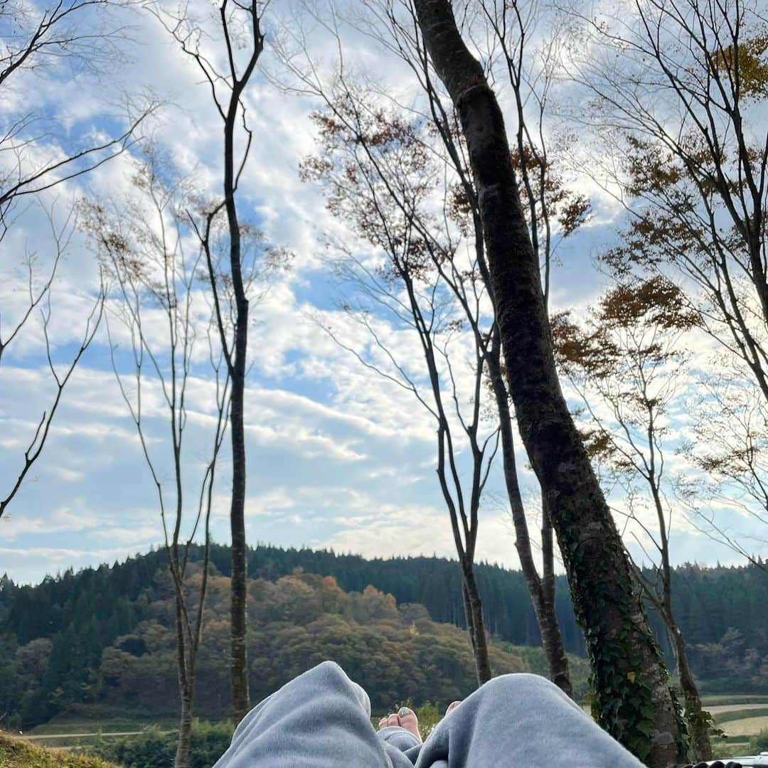 米倉みゆさんのインスタグラム写真 - (米倉みゆInstagram)「行ってきましたよ、熊本県、吉原ごんべえ村！(cv ナカちゃんさん) . なーーーーんにもない。 だが、それがいい。 . サウナイキタイ情報では 🈂️室120度、水風呂18度 体感では92、93度くらいだったよーな…(ㅎ.ㅎ ) .  ３時間完全貸切 フィンランド式薪ストーブサウナ　＆岩風呂 建物は昔ながらだったけど サウナ室はすーんごい新しくて綺麗！！清潔感！ . このなーーーーんにもない 風景をただぼーーーーーっと 眺める時間は贅沢でしたねえ… . 噂通りポニーがなぜかいました…ぽつーん🐴🐴 . あとごんべえ村の前に 湯らっくすに言ってたので めぐが100万回くらい 湯らっくすの受付ミュージック歌ってて脳内破壊されそうでした(４枚目参照) . . . . . .  #サ活する米倉  #森のサウナ #吉原ごんべえ村 #サウナ #サウナ女子 #サウナイキタイ #サウナハット  #サウナ好きな人と繋がりたい  #サウナー  #サウナ部  #サウナ好き  #サウナ好きと繋がりたい  #プライベートサウナ #薪サウナ #熊本サウナ #九州サウナ #セルフロウリュ #サウナ小屋 #熊本観光 #熊本旅行 #女子旅 #サ旅 #九州旅行 #九州観光 #水着 #水着女子 #足 #脚フェチ #japan #sauna」1月21日 0時42分 - yone__miyu630