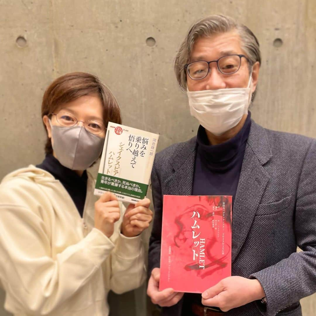 若村麻由美さんのインスタグラム写真 - (若村麻由美Instagram)「❣️ハムレットの翻訳者、河合祥一郎先生と🤳  NHK「100分de名著」 にご出演された時のご著書『シェイクスピア ハムレット 悩みを乗り越えて悟りへ 』✨最新版をいただきました📖  シェイクスピア四大悲劇の中でも大作の「ハムレット」世界的に有名な台詞「To be or Not to be」の歴代翻訳一覧など、面白い要点がザクザク！読み易くて面白かったです👍  🎫 #舞台『 #ハムレット 』 #王妃 #ガートルード 2023年1月22日(日)一般発売開始 2023年3月6日(月)～3月19日(日) #世田谷パブリックシアター 公式 https://setagaya-pt.jp/performances/202303hamlet.html #mayumiwakamura #shakespeare #hamlet #ToBeOrNotToBe  作：Ｗ.シェイクスピア 翻訳： #河合祥一郎 構成・演出：野村萬斎 出演： #野村裕基 #岡本圭人 #藤間爽子 #釆澤靖起 #松浦海之介 #森永友基 #月崎晴夫 #神保良介 #浦野真介 #遠山悠介 #村田雄浩 #河原崎國太郎 #若村麻由美 #野村萬斎 美術：松井るみ 照明：北澤真 音楽：藤原道山 音響：尾崎弘征　 衣裳：半田悦子　 ヘアメイク：川口博史 アクション：渥美博　 演出助手：日置浩輔 舞台監督：澁谷壽久 技術監督：熊谷明人 プロダクションマネージャー：勝康隆 制作：若山宏太　 プロデューサー：浅田聡子」1月21日 10時55分 - mayumiwakamura_official