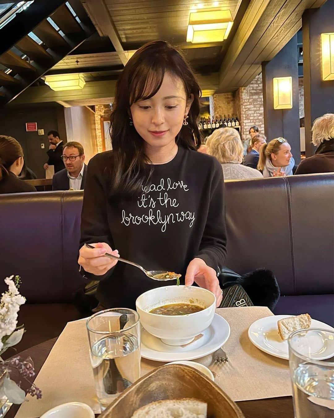 久慈暁子さんのインスタグラム写真 - (久慈暁子Instagram)「* SOHO🏙 ランチしてカフェへ。 日本でも大好きなHARBSが NYにもあることを発見。 1カット16ドル(約2000円) 日本と値段の違いをあらためて感じました🍰笑 * #SOHO #harbs」1月21日 14時06分 - kuji_akiko