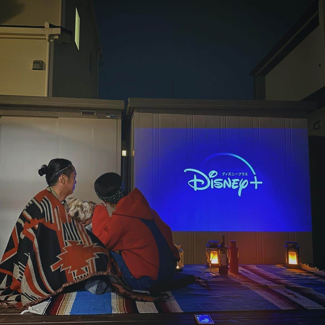 渡辺由布子さんのインスタグラム写真 - (渡辺由布子Instagram)「🎬  昨年からDisney＋(@disneyplus )のWEB CMに夫婦(と🐶)で出演しています。  台本もアフレコも自作自演というのが今回の最大の課題。 アメリカ本国のOKが出るまで何度もミーティングや編集を重ね、ついに完成した渾身の力作です。  2年前にDIY企画で作ったウッドデッキとプロジェクターが今になって役に立ちました。(🔨Special thanks: @m_zukyman )  多くの人から「CM見たよー」と声をかけてもらえたのですが、私のSNS広告には一向に現れません。どういうアルゴリズムなんだろう？  2023年2月まで放送予定なのでどこかで目にするかも？♡  貴重な機会をありがとうございました！！！ @disneyplusjp   #disneyplus #disneychannel #webCM #shooting #myhome #DIY #movienight #lifewithdogs #weekendvibes #stayhome #ディズニープラス #マイホーム #ウッドデッキ #ホームシアター #犬のいる暮らし #いぬすたぐらむ #暴れ犬」1月21日 14時06分 - watanabe_yuko