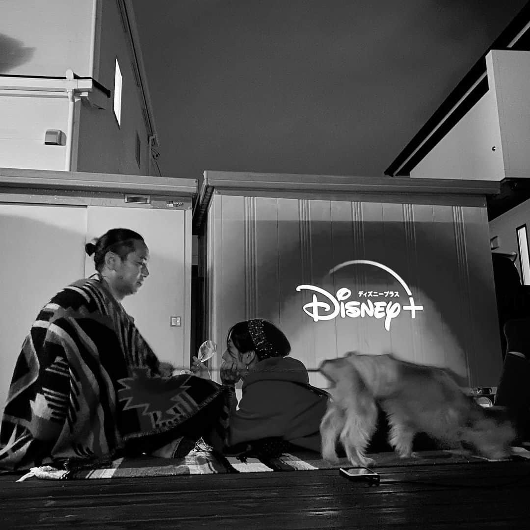 渡辺由布子さんのインスタグラム写真 - (渡辺由布子Instagram)「🎬  昨年からDisney＋(@disneyplus )のWEB CMに夫婦(と🐶)で出演しています。  台本もアフレコも自作自演というのが今回の最大の課題。 アメリカ本国のOKが出るまで何度もミーティングや編集を重ね、ついに完成した渾身の力作です。  2年前にDIY企画で作ったウッドデッキとプロジェクターが今になって役に立ちました。(🔨Special thanks: @m_zukyman )  多くの人から「CM見たよー」と声をかけてもらえたのですが、私のSNS広告には一向に現れません。どういうアルゴリズムなんだろう？  2023年2月まで放送予定なのでどこかで目にするかも？♡  貴重な機会をありがとうございました！！！ @disneyplusjp   #disneyplus #disneychannel #webCM #shooting #myhome #DIY #movienight #lifewithdogs #weekendvibes #stayhome #ディズニープラス #マイホーム #ウッドデッキ #ホームシアター #犬のいる暮らし #いぬすたぐらむ #暴れ犬」1月21日 14時06分 - watanabe_yuko